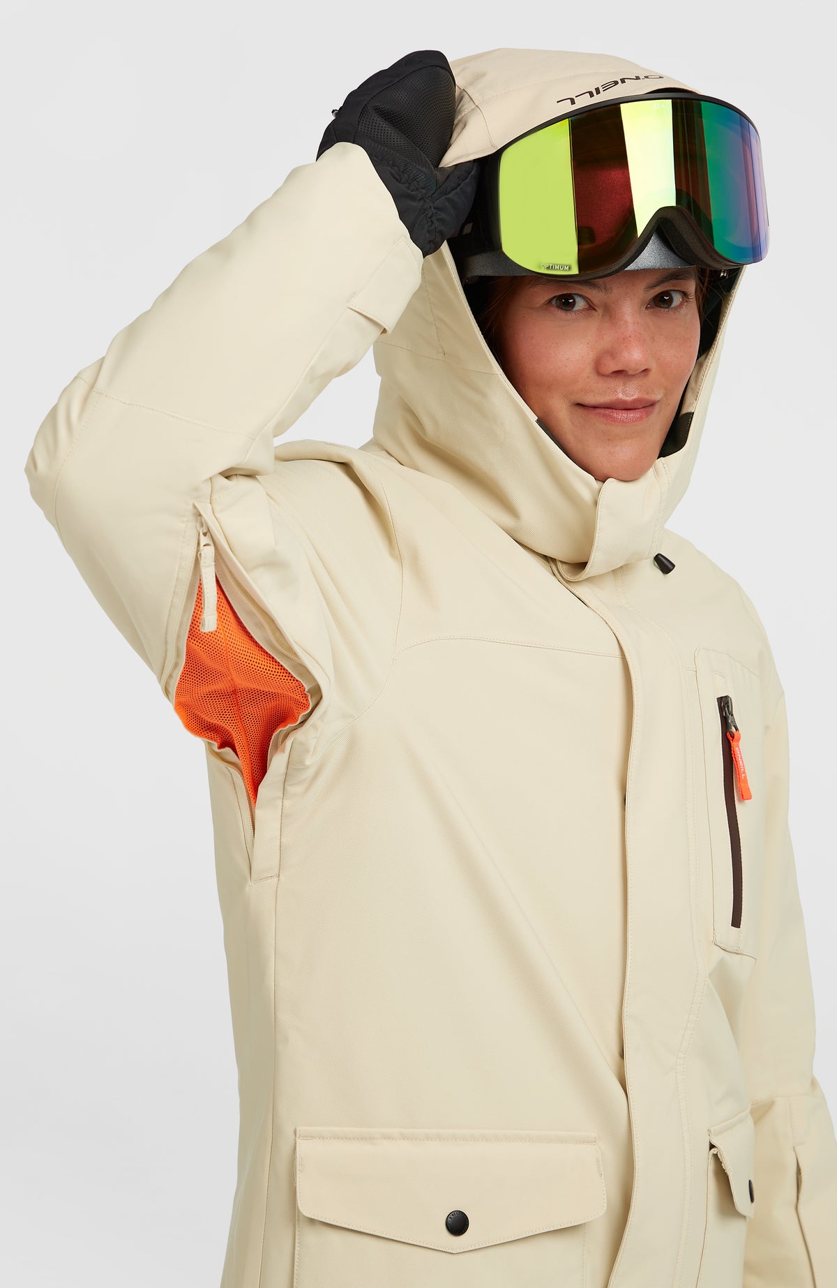 FWC'Peak Skijacke für Damen, beige, am Model mit geöffnetem Belüftungsreißverschluss unter dem Ärmel
