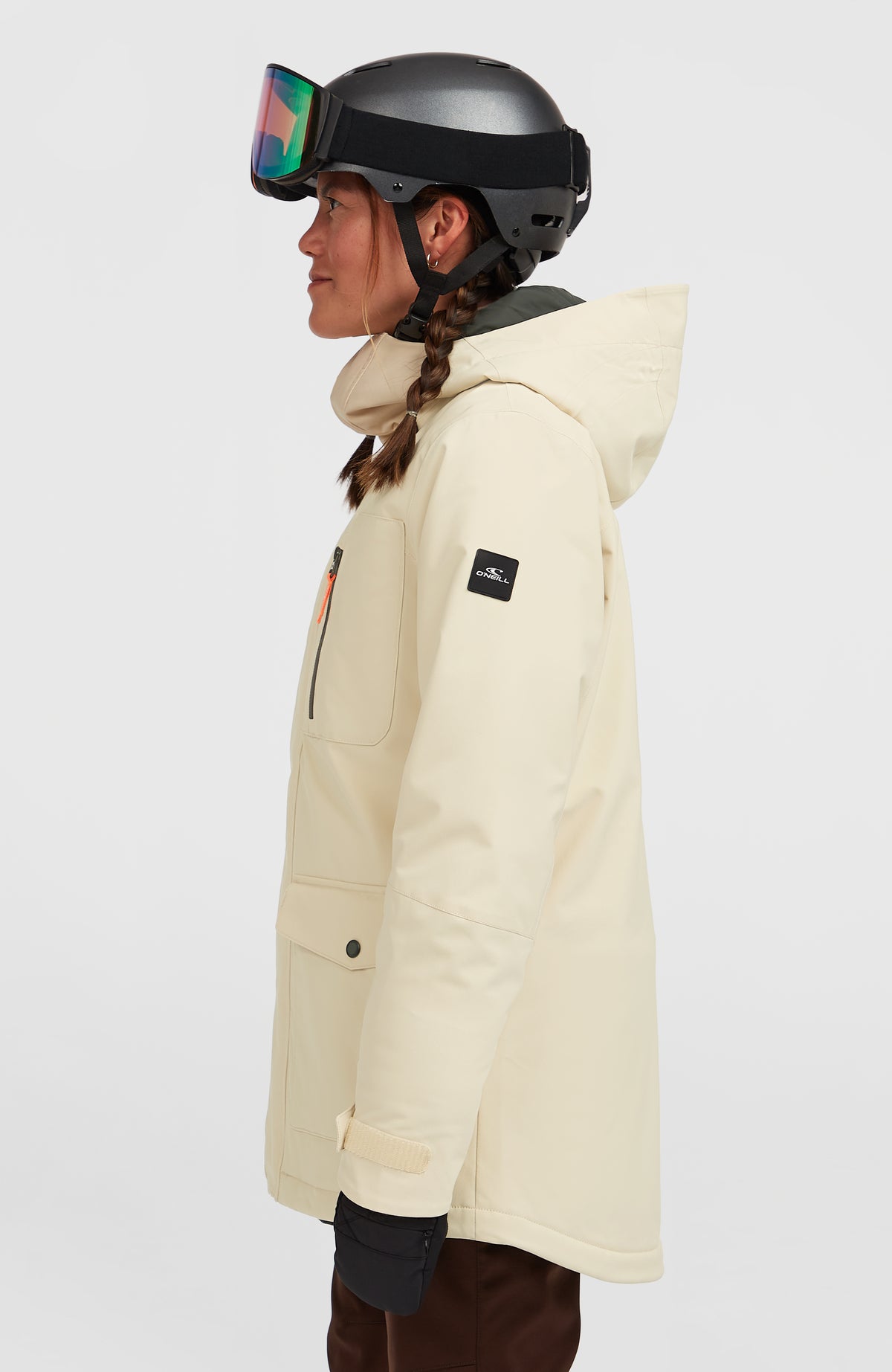 FWC'Peak Skijacke für Damen, beige, Seitenansicht am Model mit Logo-Patch am Ärmel