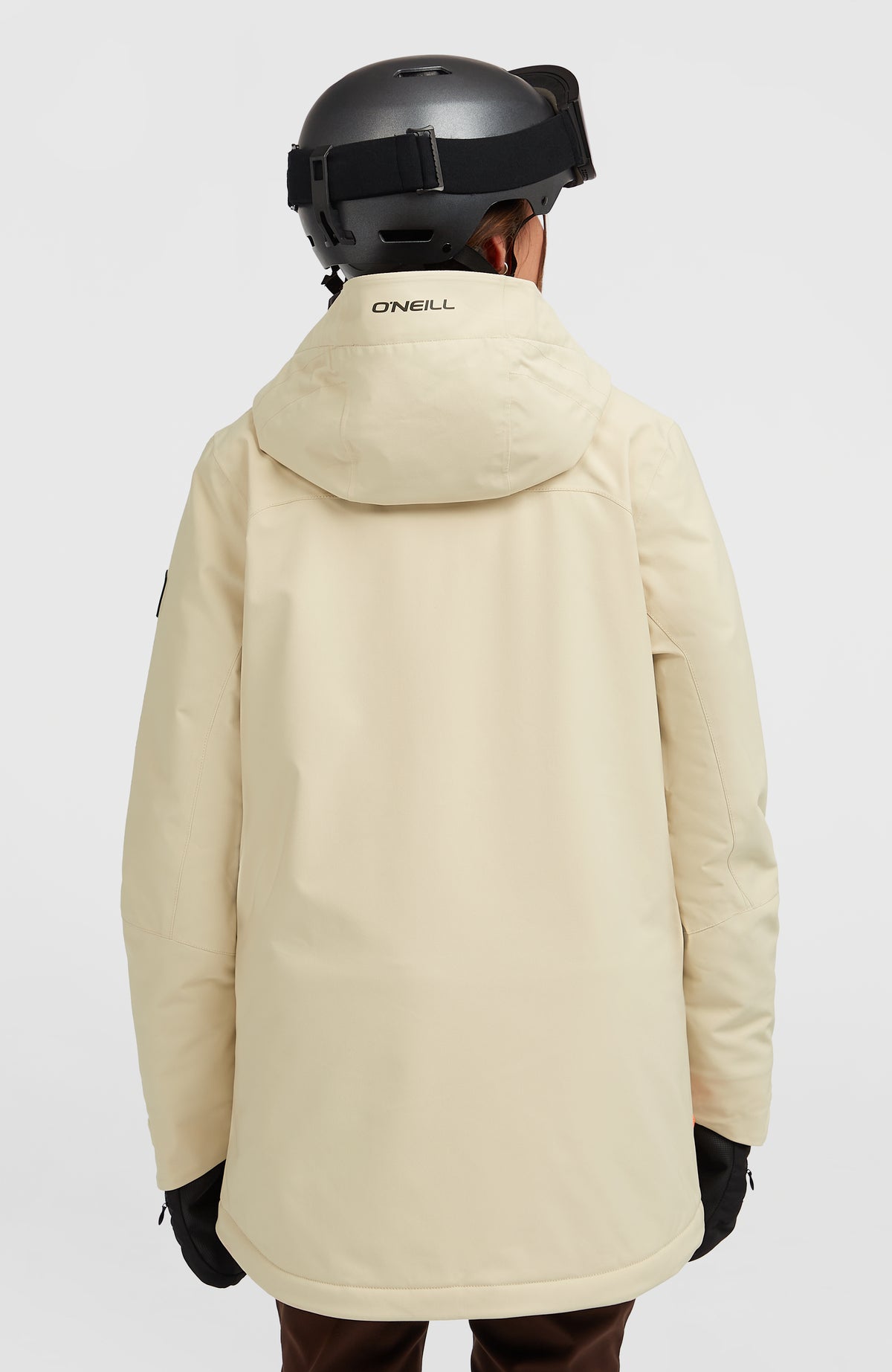 FWC'Peak Skijacke für Damen, beige, Rückansicht am Model mit Kapuze und dezentem Logo-Print