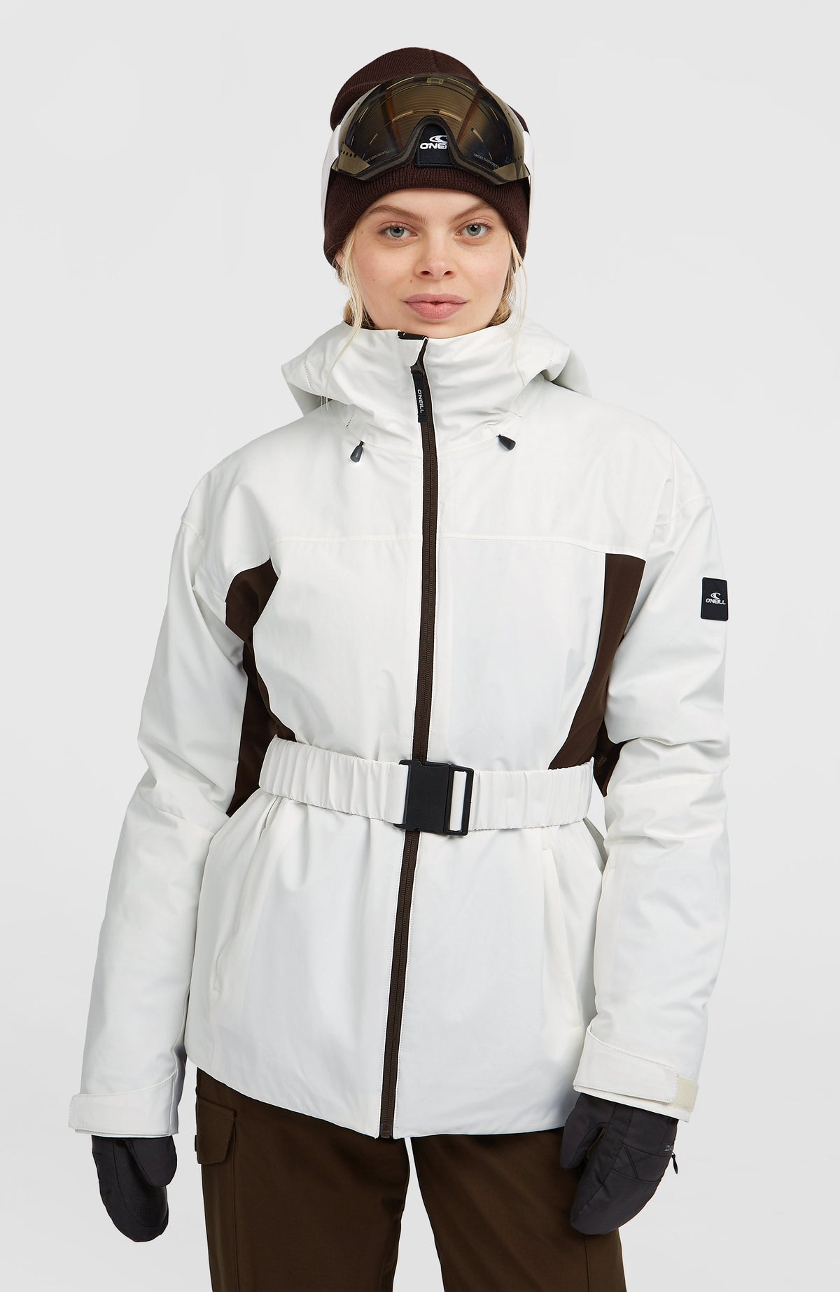 O'Neill FWC'Cruz Hybrid-Skijacke mit Gürtel für Damen, weiß, Vorderansicht am Model