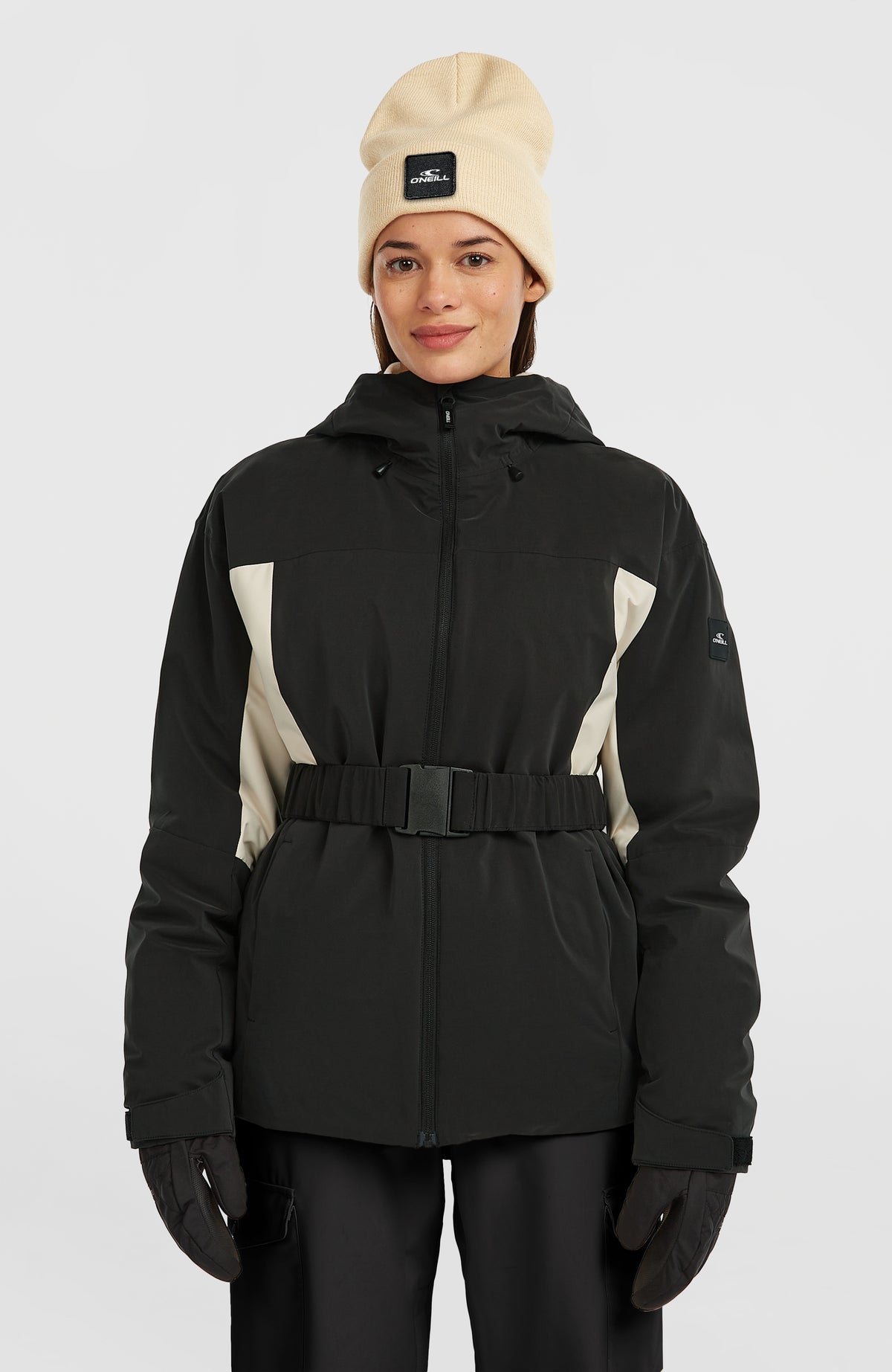 O'Neill FWC'Cruz Hybrid-Skijacke mit Gürtel für Damen in Schwarz, Vorderansicht am Model