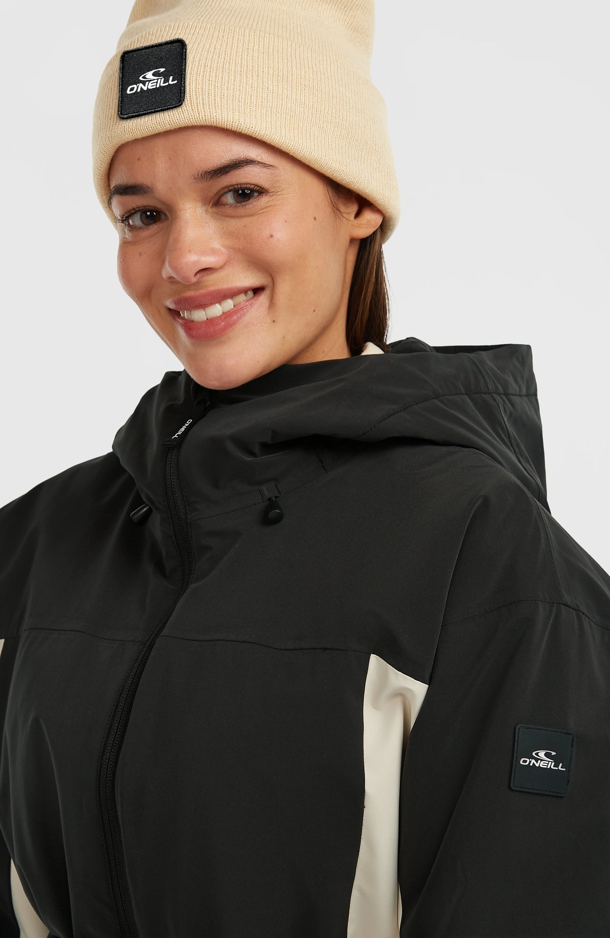FWC'Cruz Hybrid-Skijacke mit Gürtel, schwarz, Nahaufnahme von Kragen und Kapuze am Model