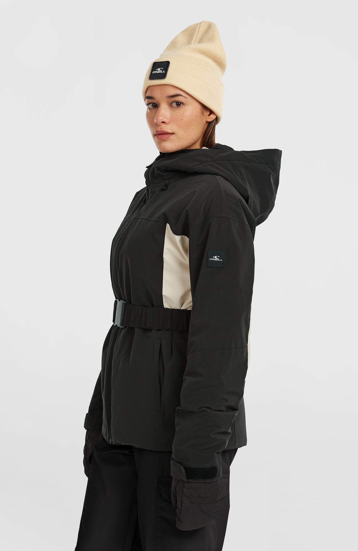 FWC'Cruz Hybrid-Skijacke mit Gürtel für Damen, schwarz, Dreiviertelansicht mit Gürtel am Model