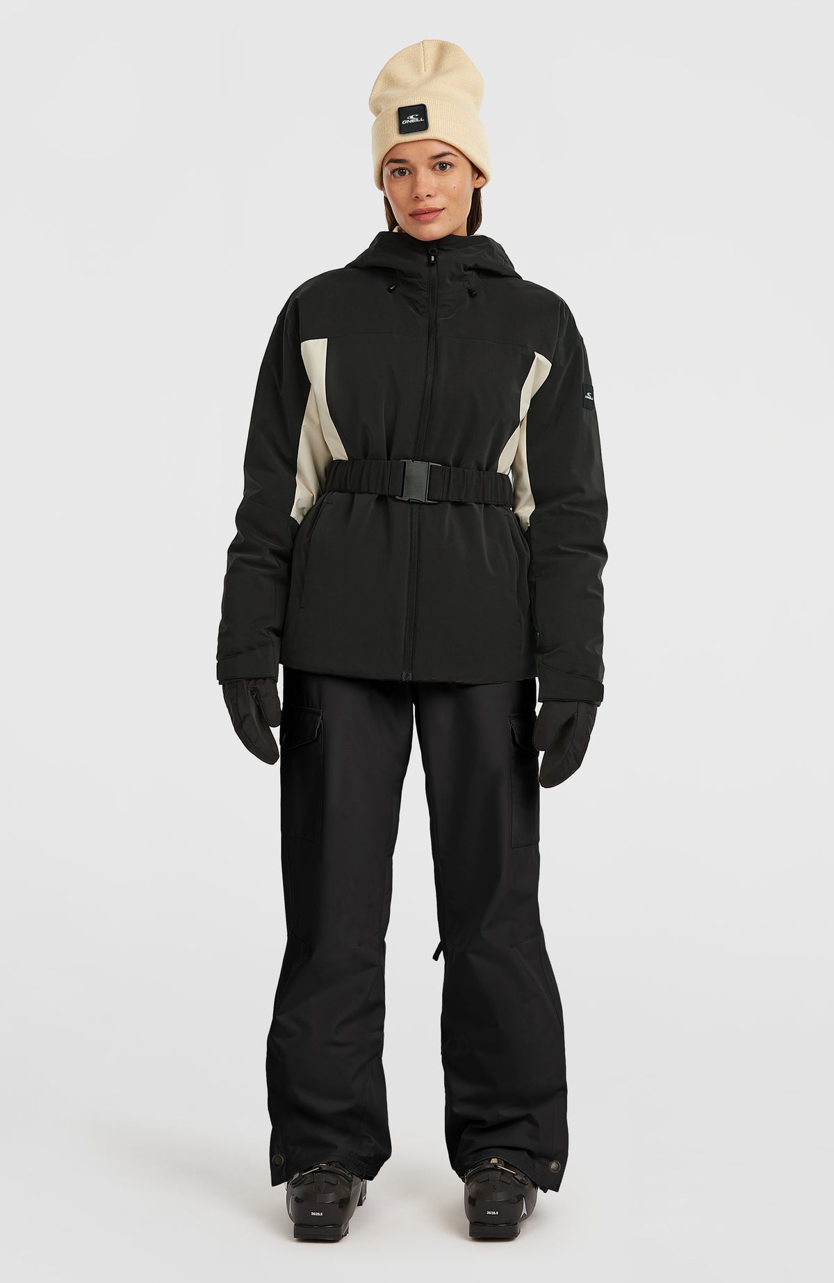 FWC'Cruz Hybrid-Skijacke mit Gürtel für Damen, schwarz, Ganzkörperansicht am Model mit Skihose
