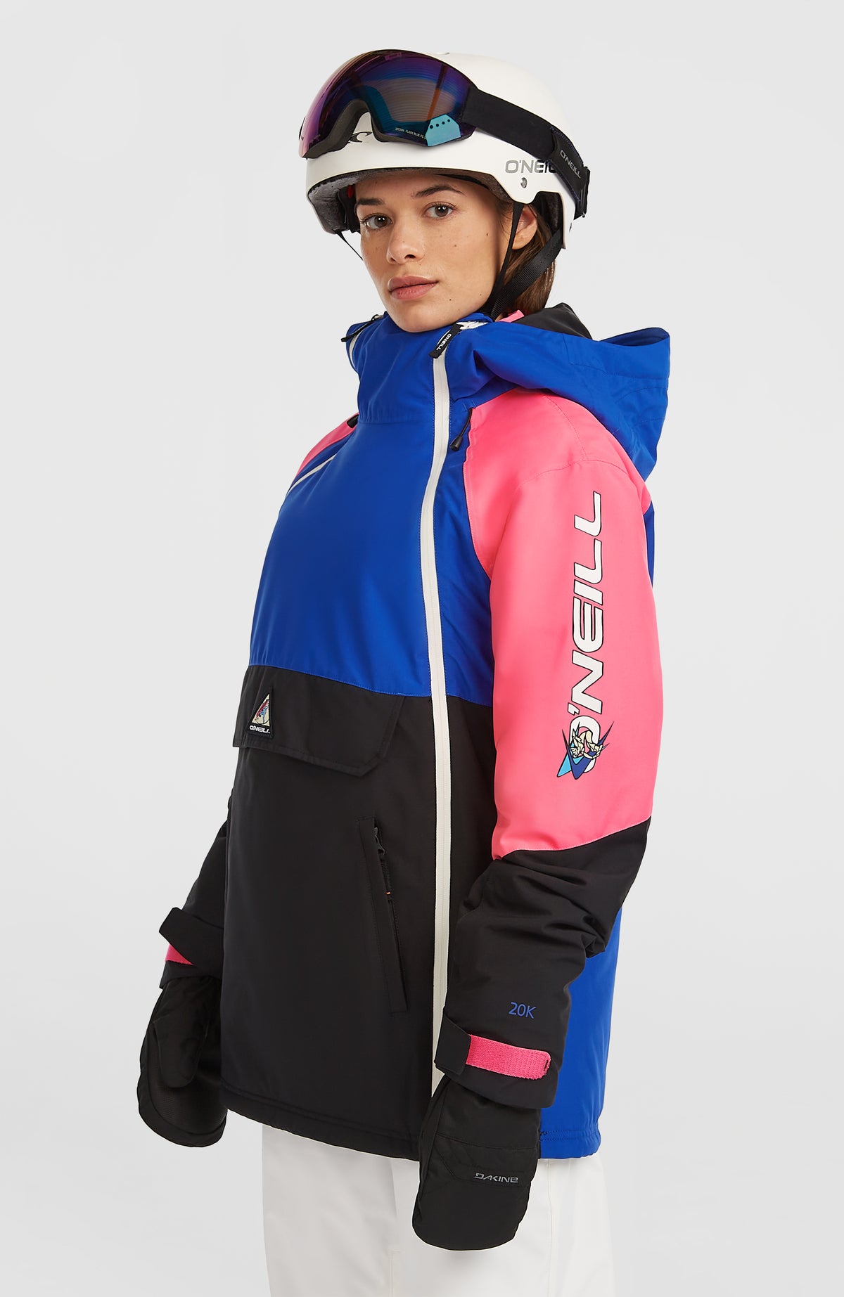 FWC'Play Asymmetric Jacke für Damen, blau, Halbprofil am Model mit Logo-Schriftzug am Ärmel