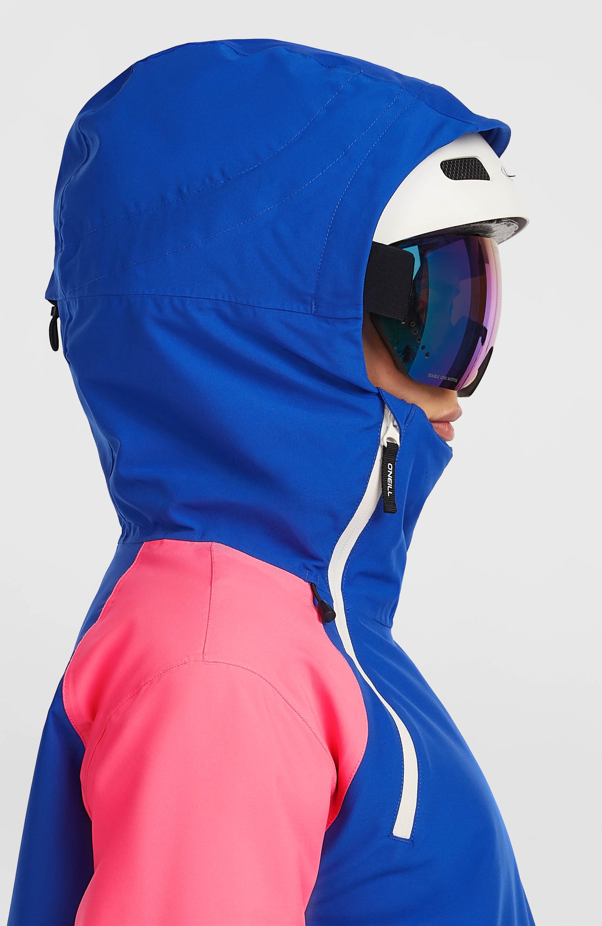 FWC'Play Asymmetric Jacke für Damen, blau, Seitenansicht am Model mit aufgesetzter Kapuze