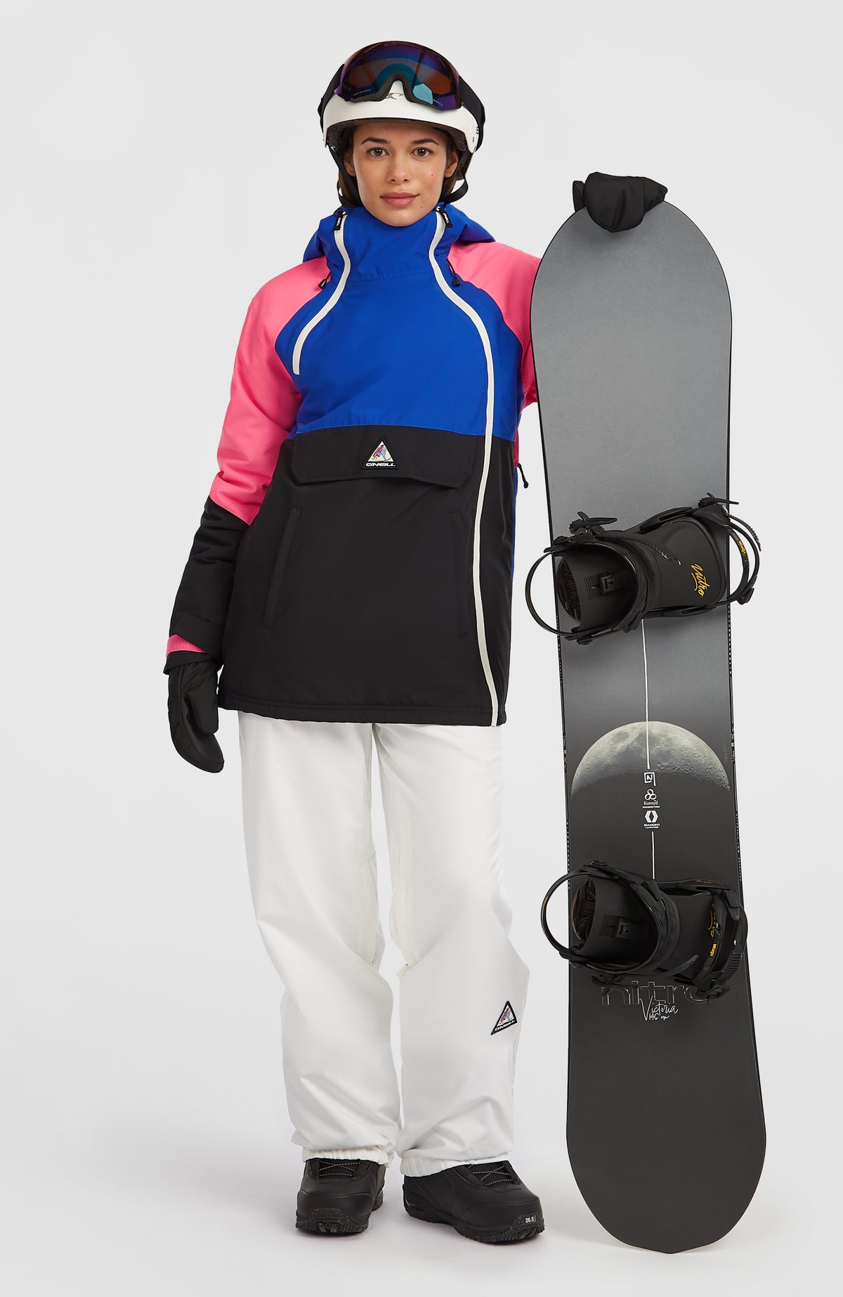 FWC'Play Asymmetric Jacke für Damen, blau, Ganzkörperansicht am Model mit Snowboard