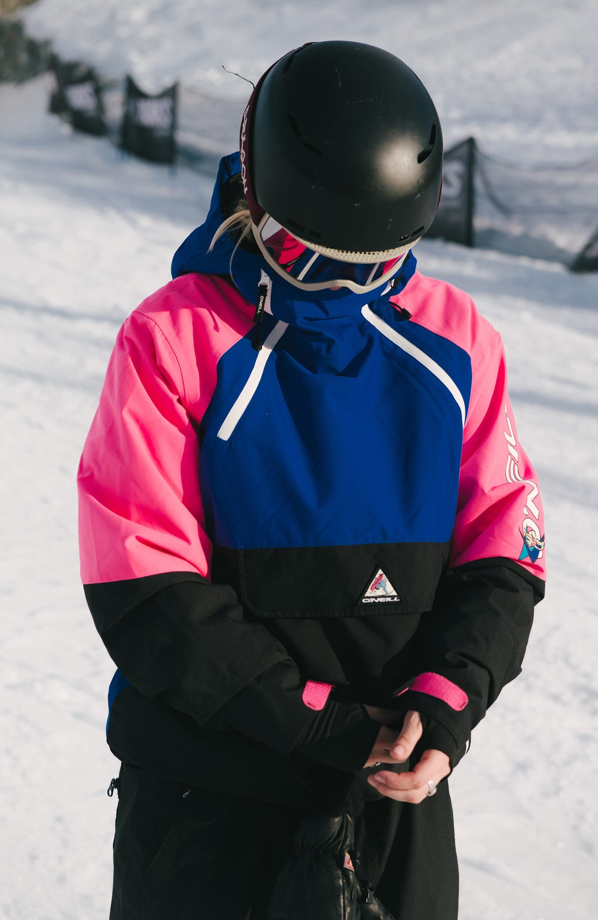 FWC'Play Asymmetric Jacke für Damen, blau, Frontansicht am Model im Schnee mit Kängurutasche