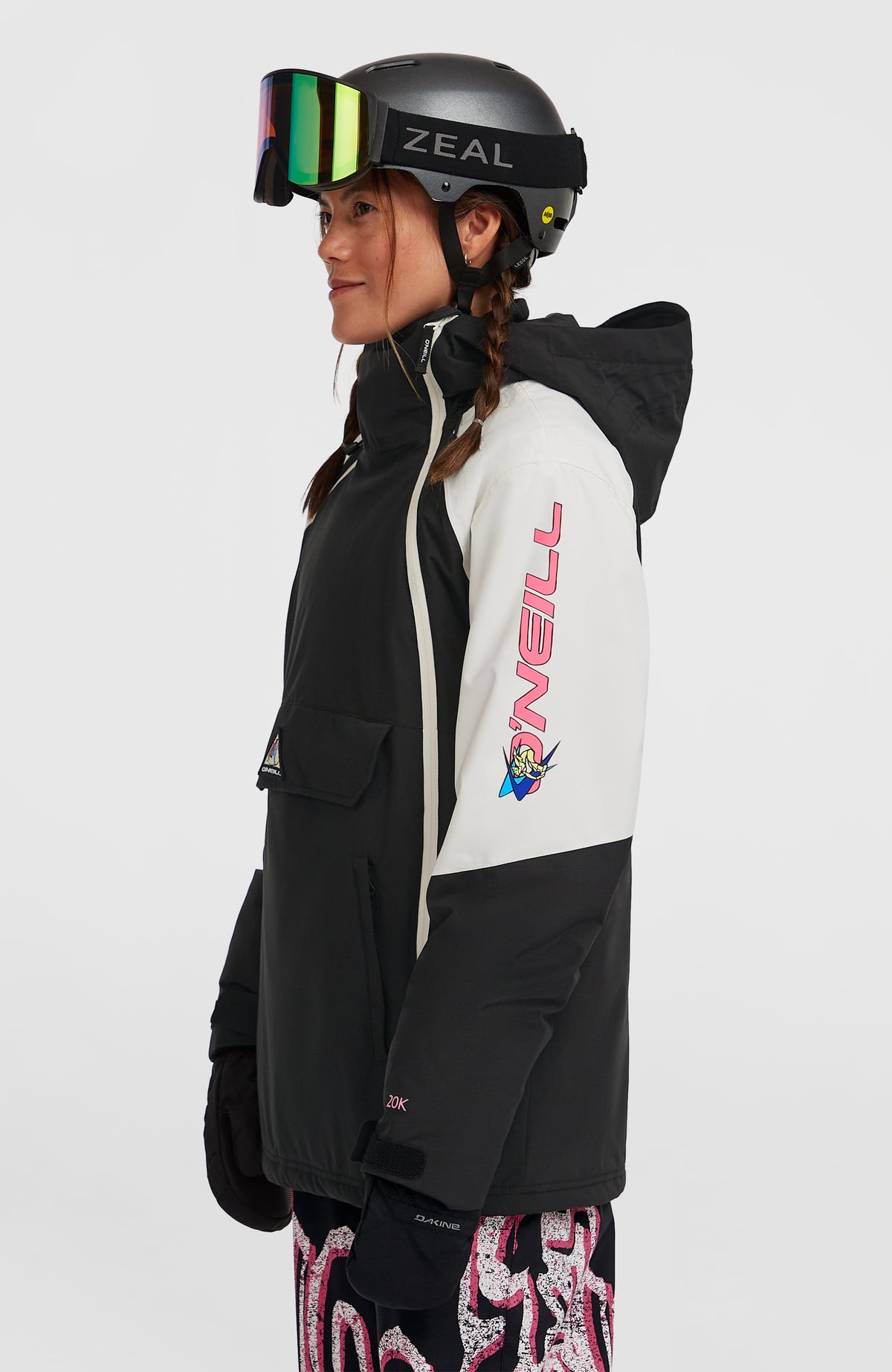 FWC'Play Asymmetric Ski- und Snowboardjacke für Damen, schwarz, Seitenansicht am Model mit Logo-Print am Ärmel