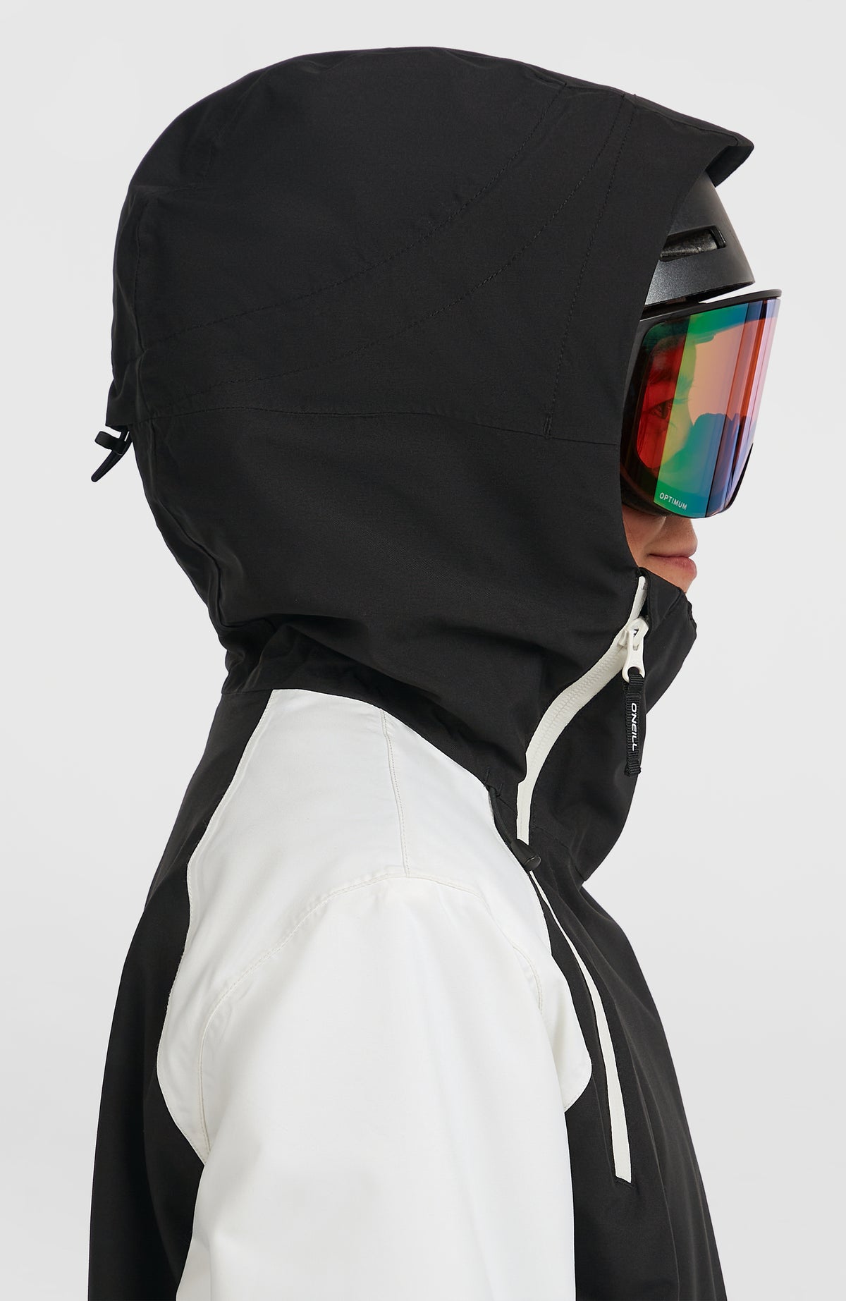 FWC'Play Asymmetric Ski- und Snowboardjacke, schwarz, Nahaufnahme der Kapuze und des hohen Kragens