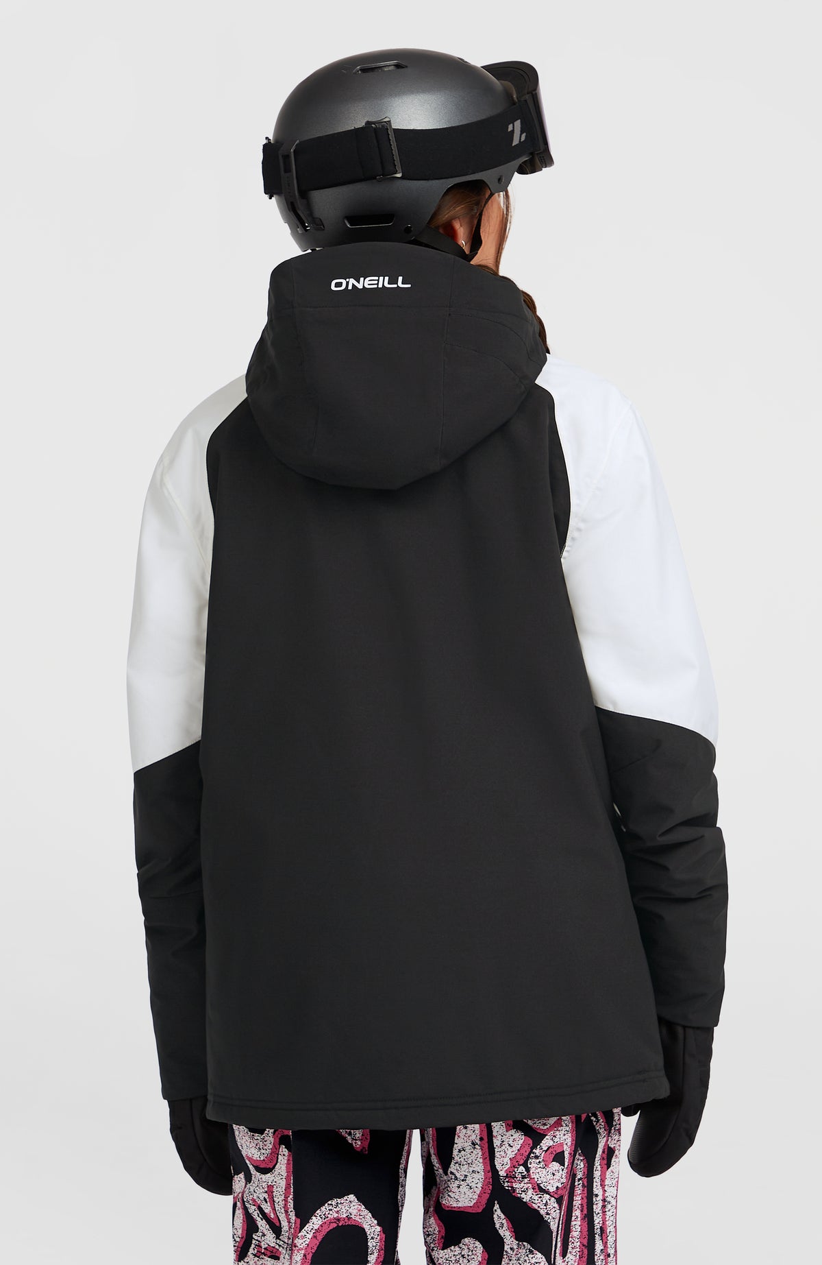 FWC'Play Asymmetric Ski- und Snowboardjacke für Damen, schwarz, Rückansicht am Model mit Kapuze