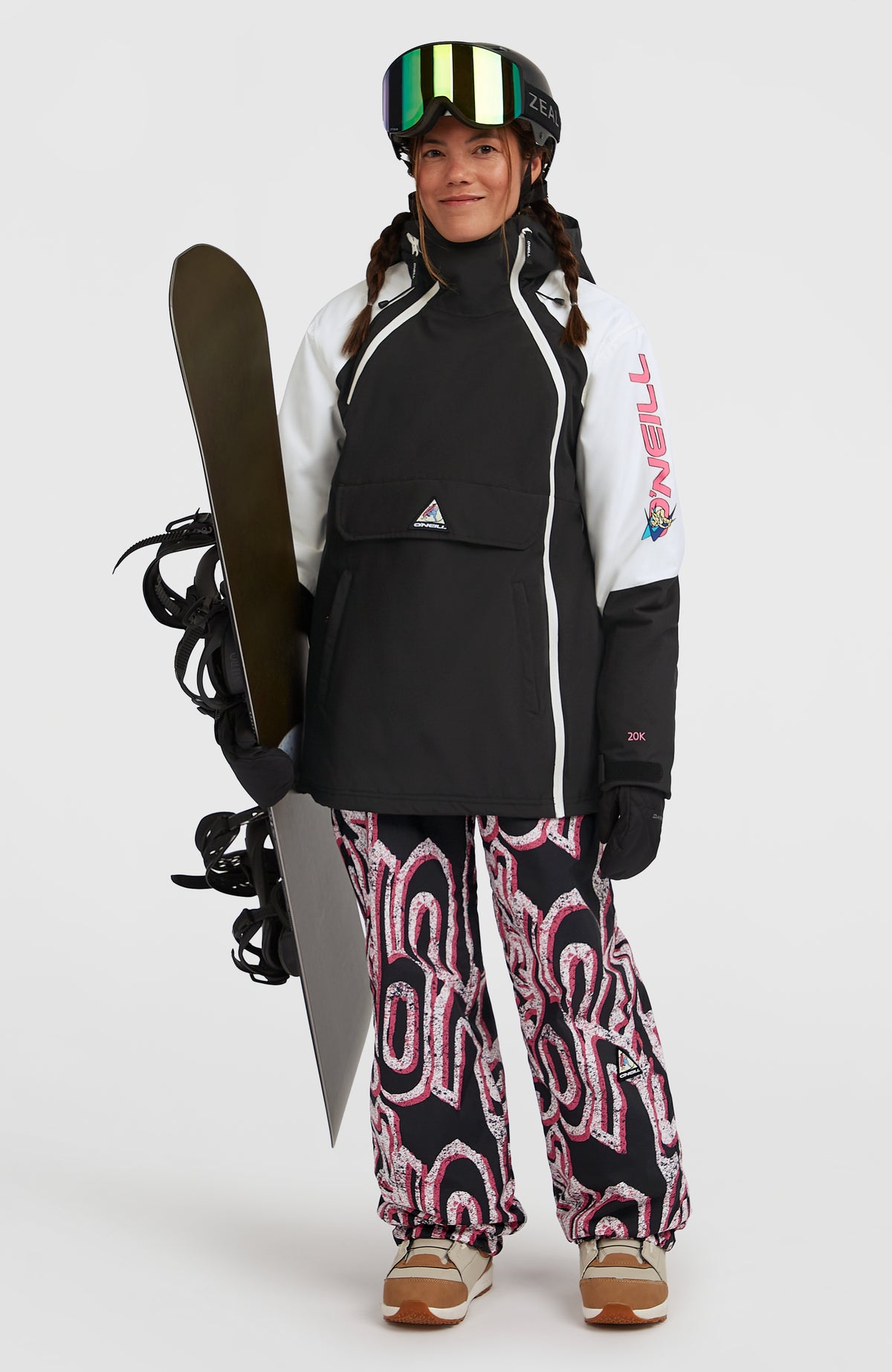 FWC'Play Asymmetric Ski- und Snowboardjacke für Damen, schwarz, getragen am Model in Ganzkörperansicht mit Snowboard