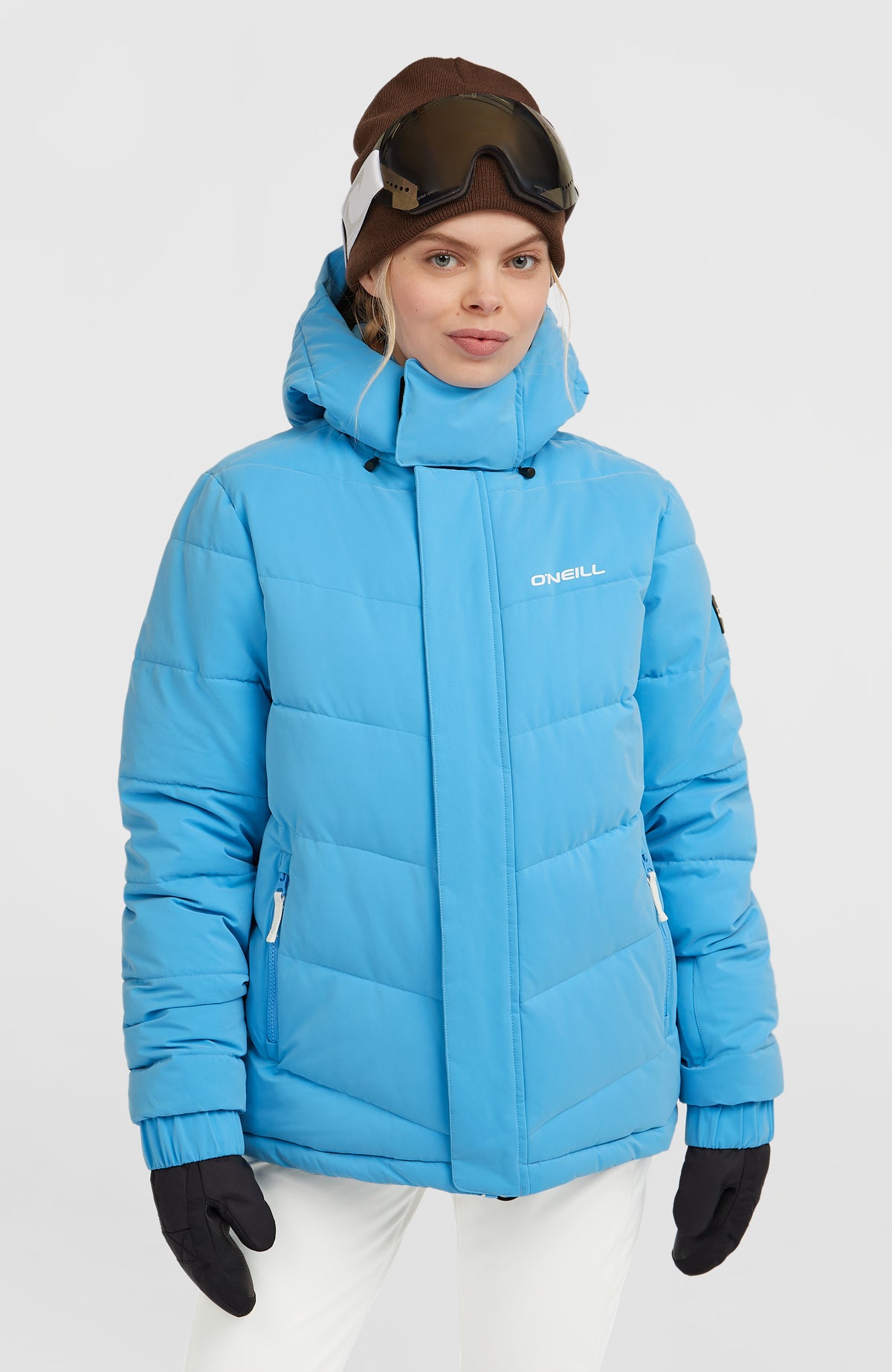 O'Neill Gesteppte FWC'Cruz Hybrid-Skijacke für Damen in Blau, getragen am Model, Vorderansicht