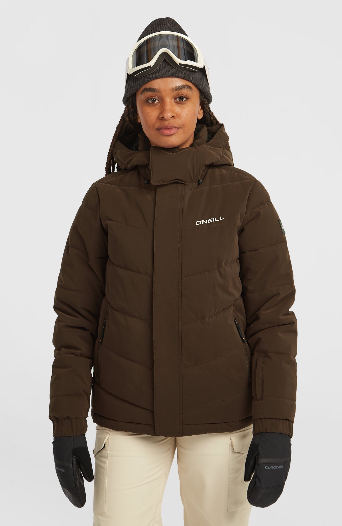 O'Neill Gesteppte FWC'Cruz Hybrid-Skijacke für Damen, braun, Vorderansicht mit Kapuze, am Model