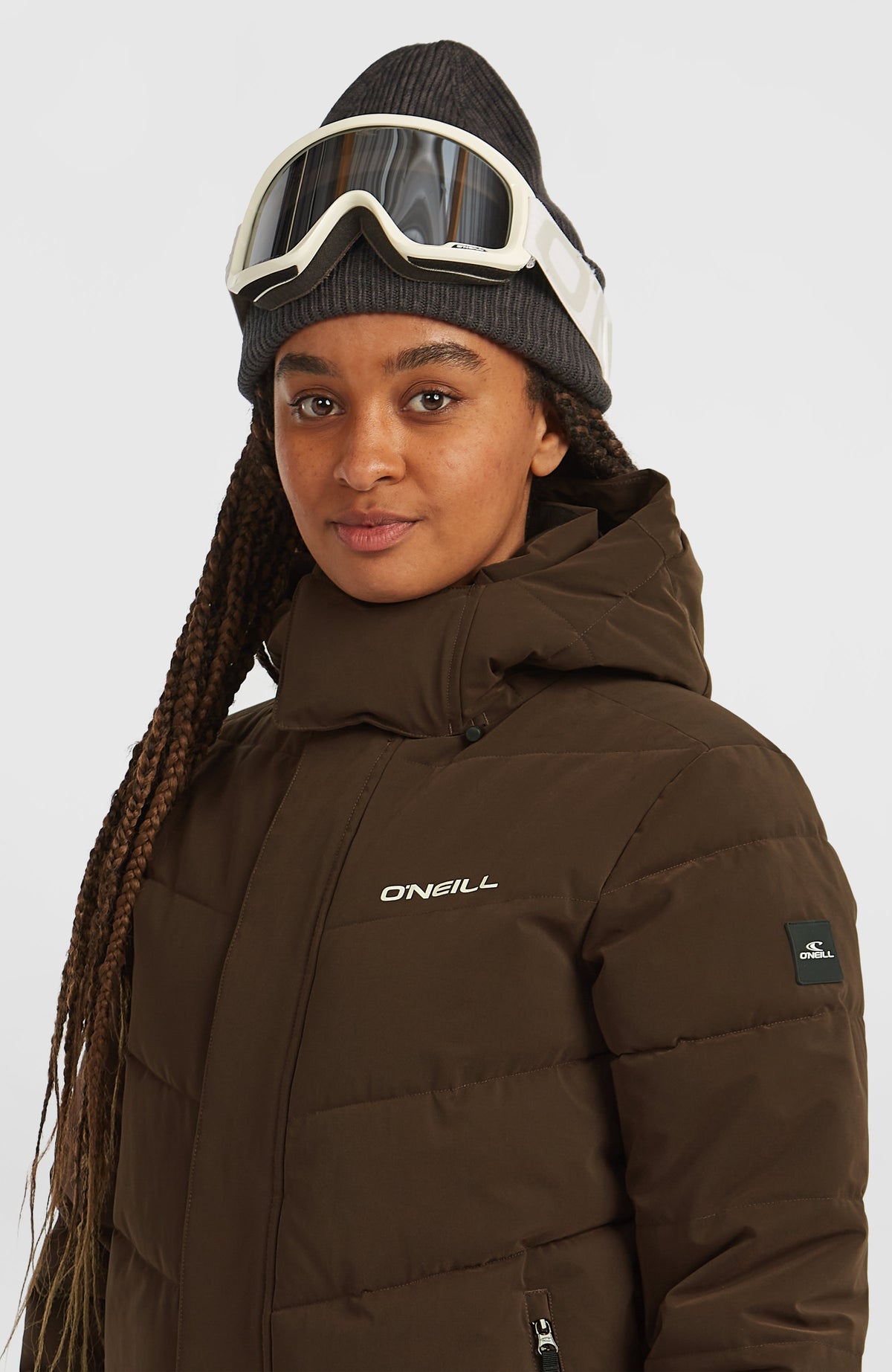 Gesteppte FWC'Cruz Hybrid-Skijacke für Damen, braun, Halbnahaufnahme von vorne mit hohem Kragen, am Model