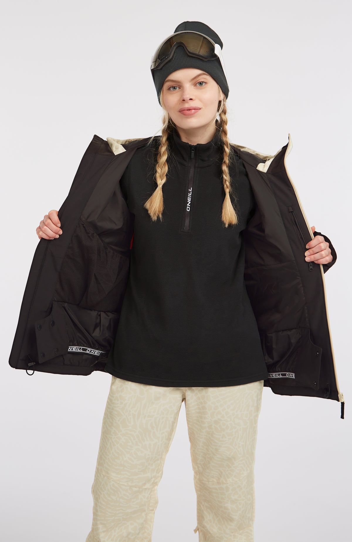 FWC'Cruz Triple Skijacke für Damen, beige, geöffnet getragen am Model mit Blick auf das Innenfutter