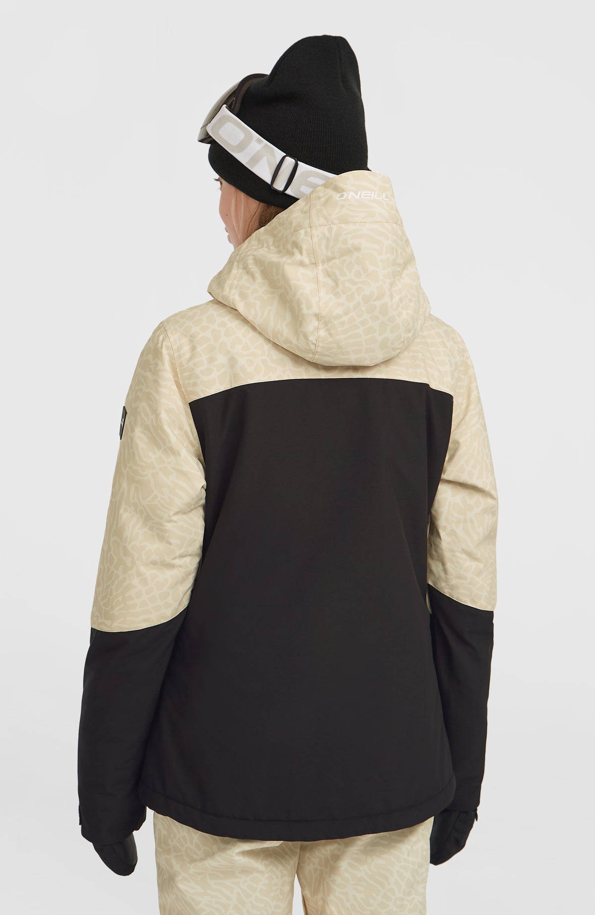 FWC'Cruz Triple Skijacke für Damen, beige mit Tiermuster in Hellbeige, Rückansicht am Model mit Kapuze