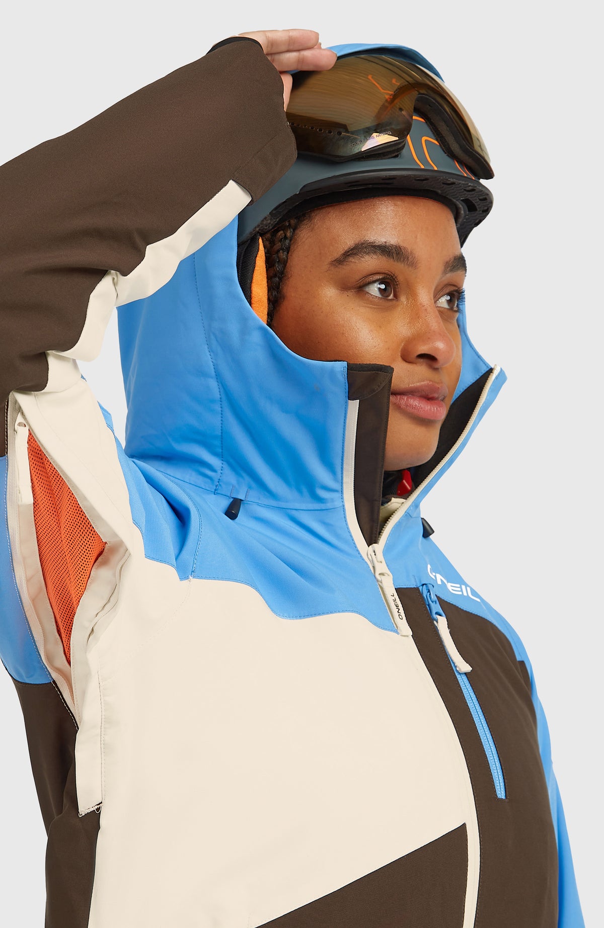 Blaue FWC'Cruz Triple Skijacke für Damen, Nahaufnahme am Model mit geöffnetem Belüftungsreißverschluss am Ärmel