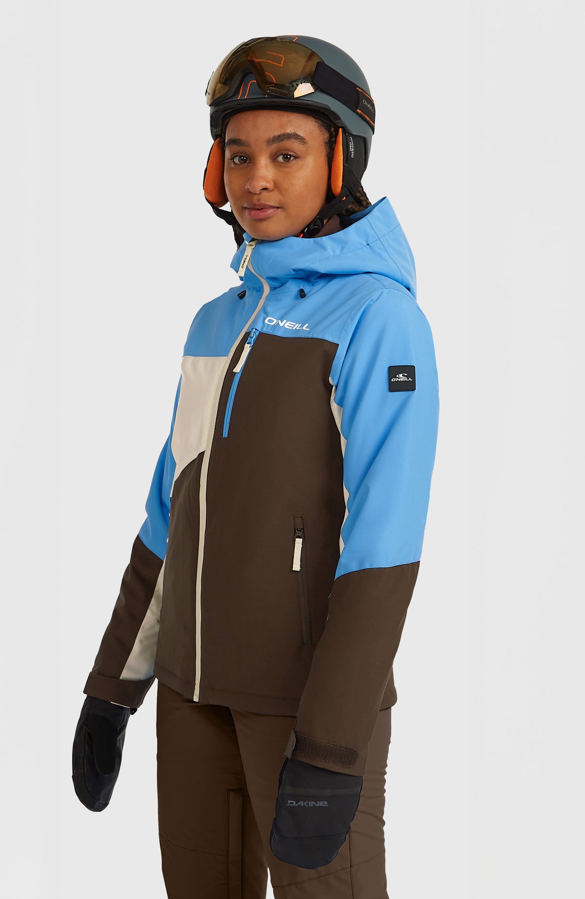 FWC'Cruz Triple Skijacke für Damen, blau, halbe Seitenansicht getragen am Model mit Logo-Badge am Ärmel
