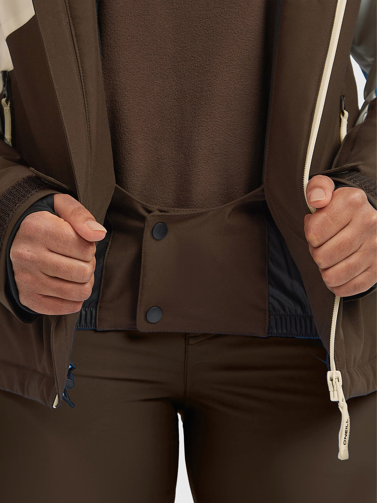 Blaue FWC'Cruz Triple Skijacke für Damen, Nahaufnahme des geschlossenen Schneefangs mit Druckknöpfen