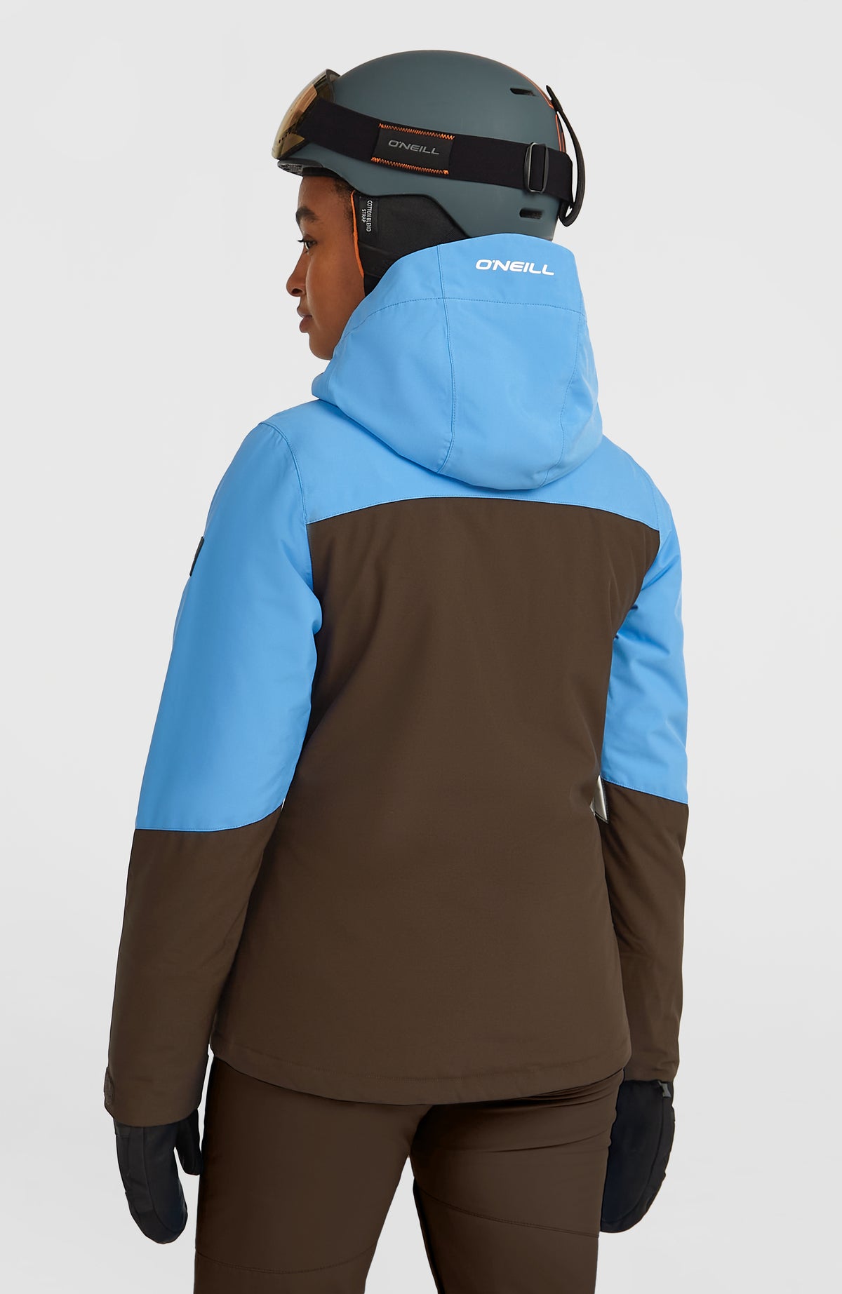 FWC'Cruz Triple Skijacke für Damen, blau, Rückansicht getragen am Model mit Logo-Print auf der Kapuze