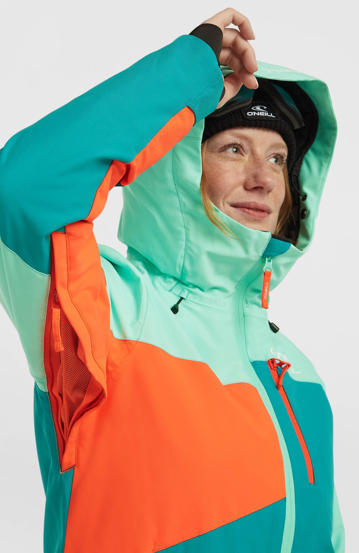 FWC'Cruz Triple Skijacke für Damen, grün, Nahaufnahme am Model mit geöffnetem Reißverschluss zur Belüftung