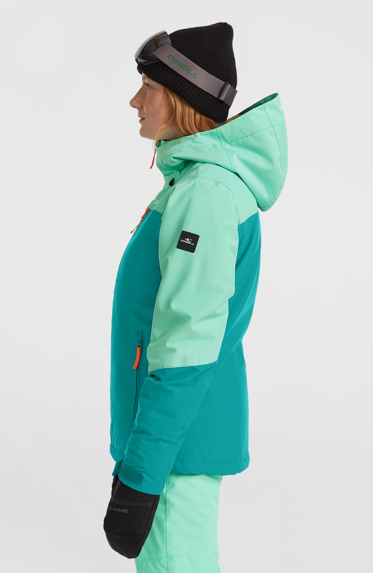 FWC'Cruz Triple Skijacke für Damen, grün, Profilansicht am Model mit quadratischem Logo-Badge am Ärmel