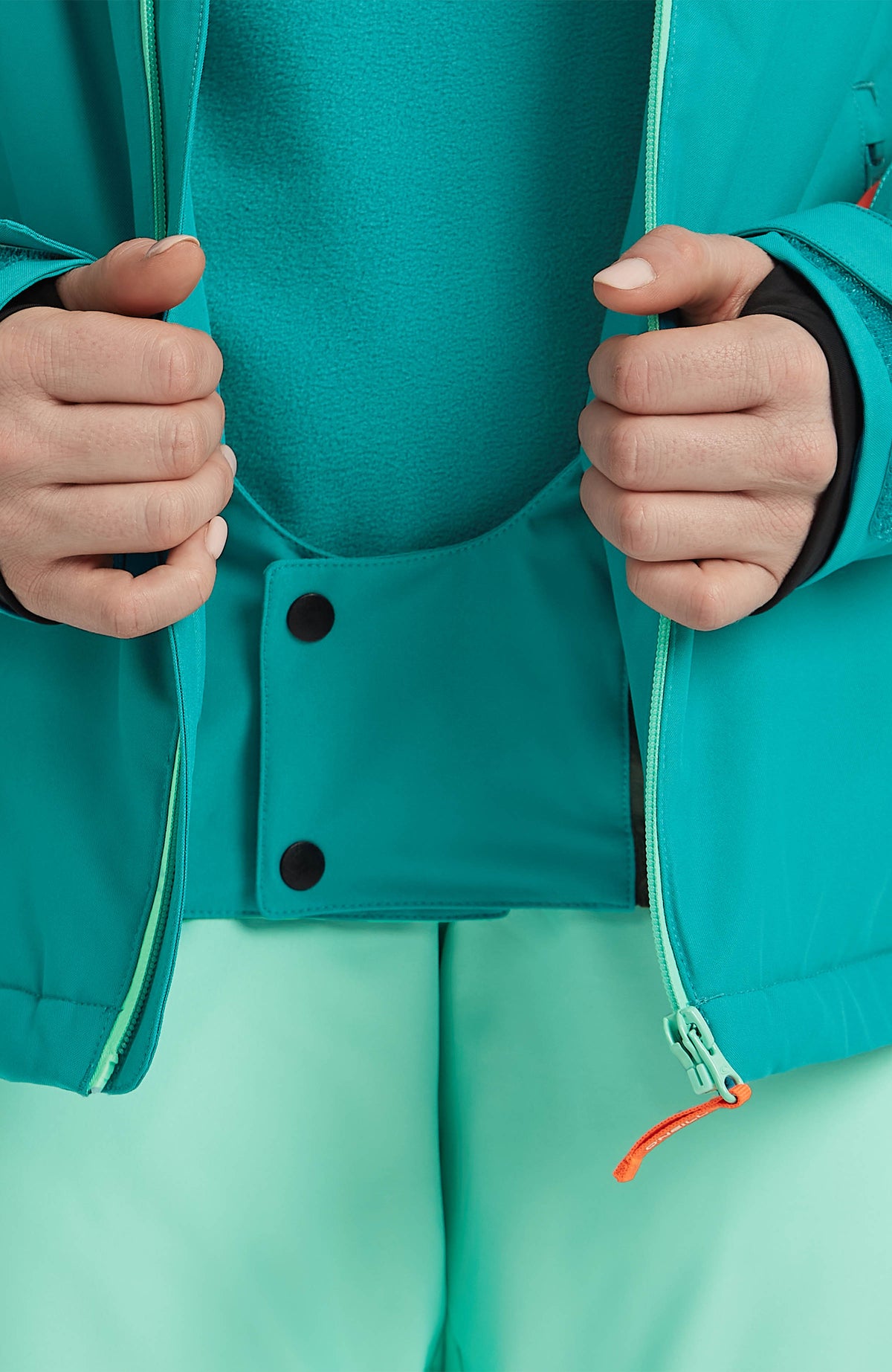 FWC'Cruz Triple Skijacke für Damen, grün, Nahaufnahme des integrierten Schneefangs mit Druckknöpfen am Model