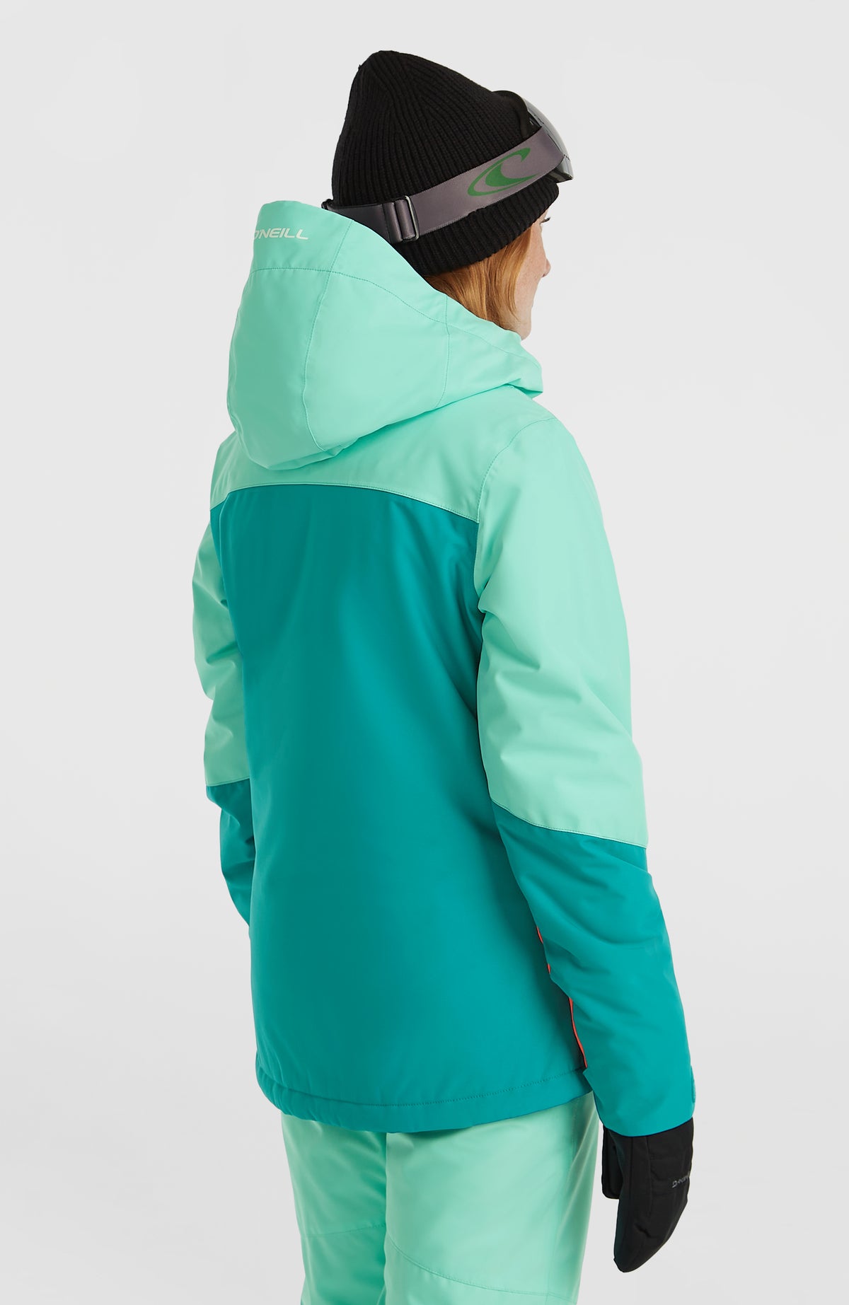 FWC'Cruz Triple Skijacke für Damen, grün, Ansicht von schräg hinten am Model mit aufgesetzter Kapuze
