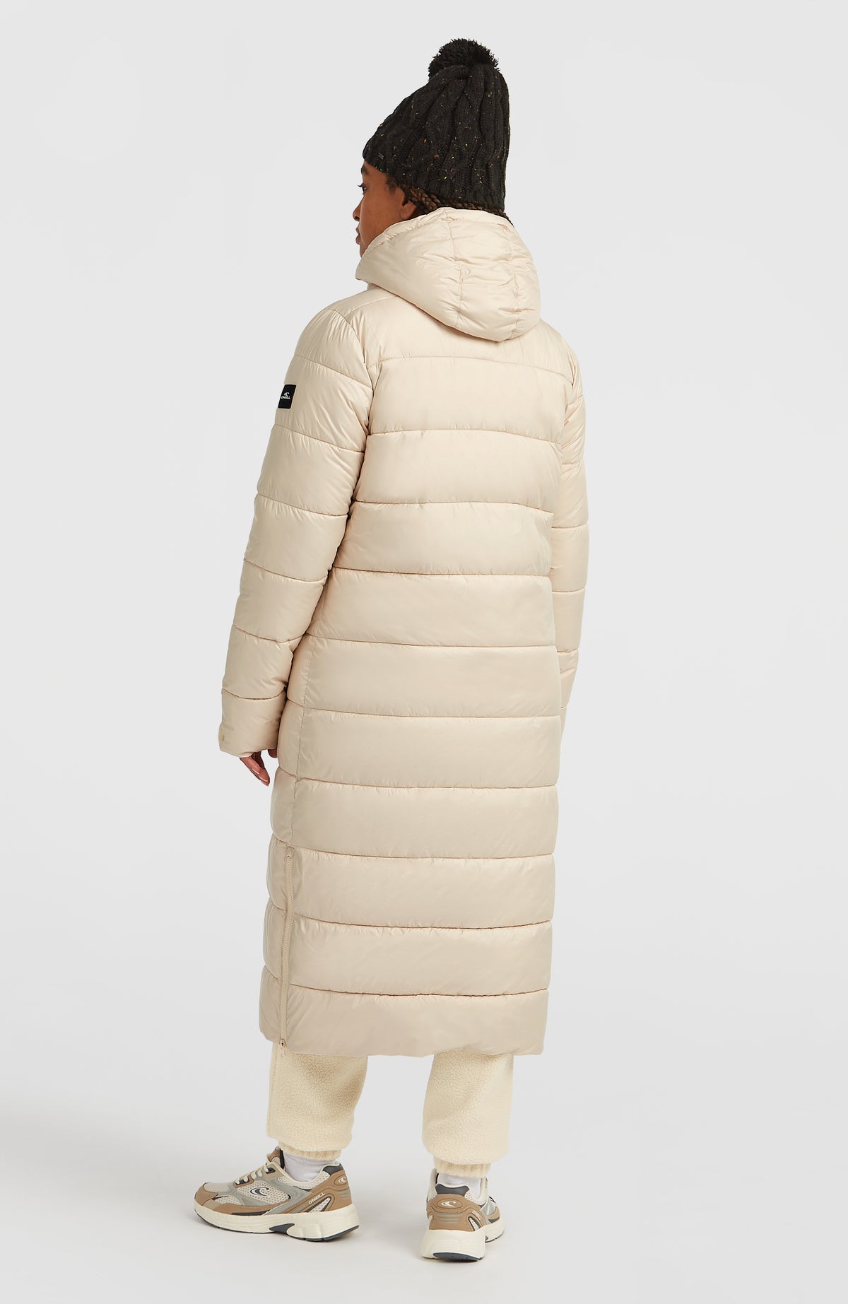 Lange Must-Have Steppjacke für Damen, beige, getragen am Model, Rückansicht mit Kapuze