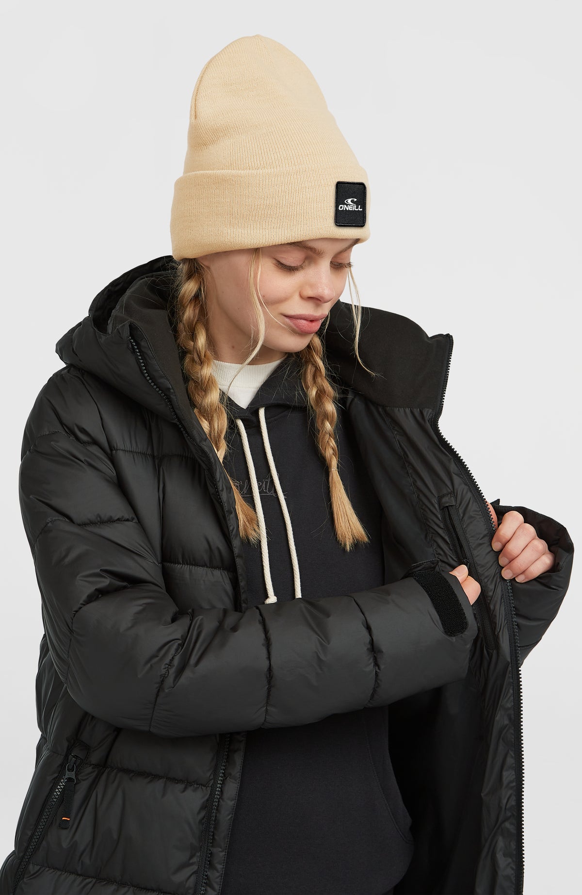 Lange Must-Have Steppjacke für Damen, schwarz, Detailansicht am Model mit geöffneter Innentasche