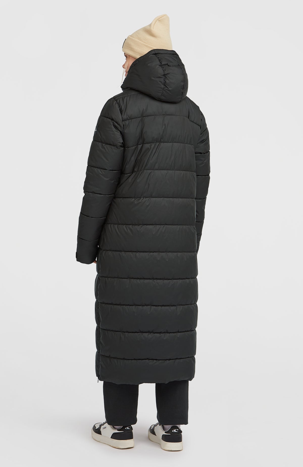 Lange Must-Have Steppjacke für Damen, schwarz, Rückansicht am Model mit Steppung und Kapuze