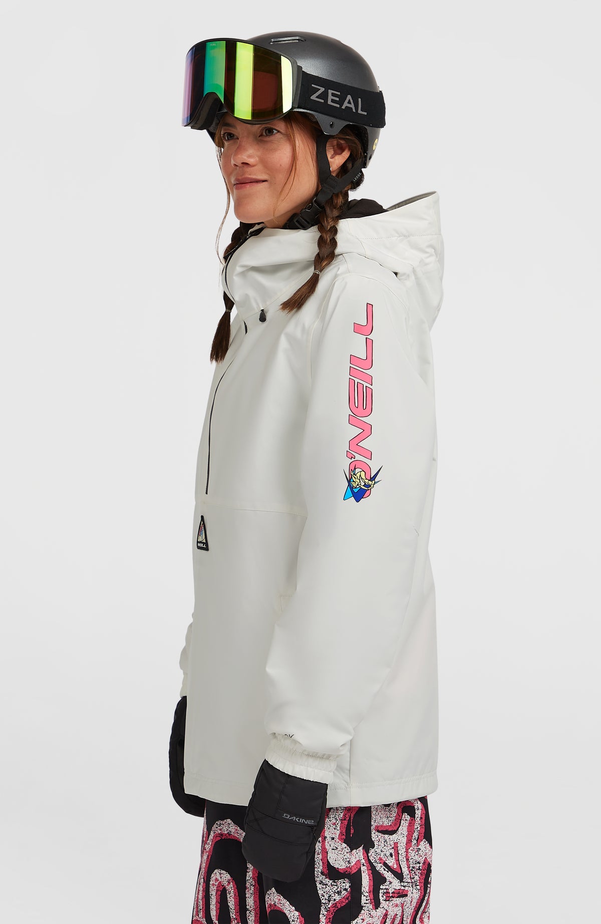 FWC'Play Park Ski- und Snowboardjacke für Damen, weiß, am Model, Seitenansicht mit Logo-Print am Ärmel