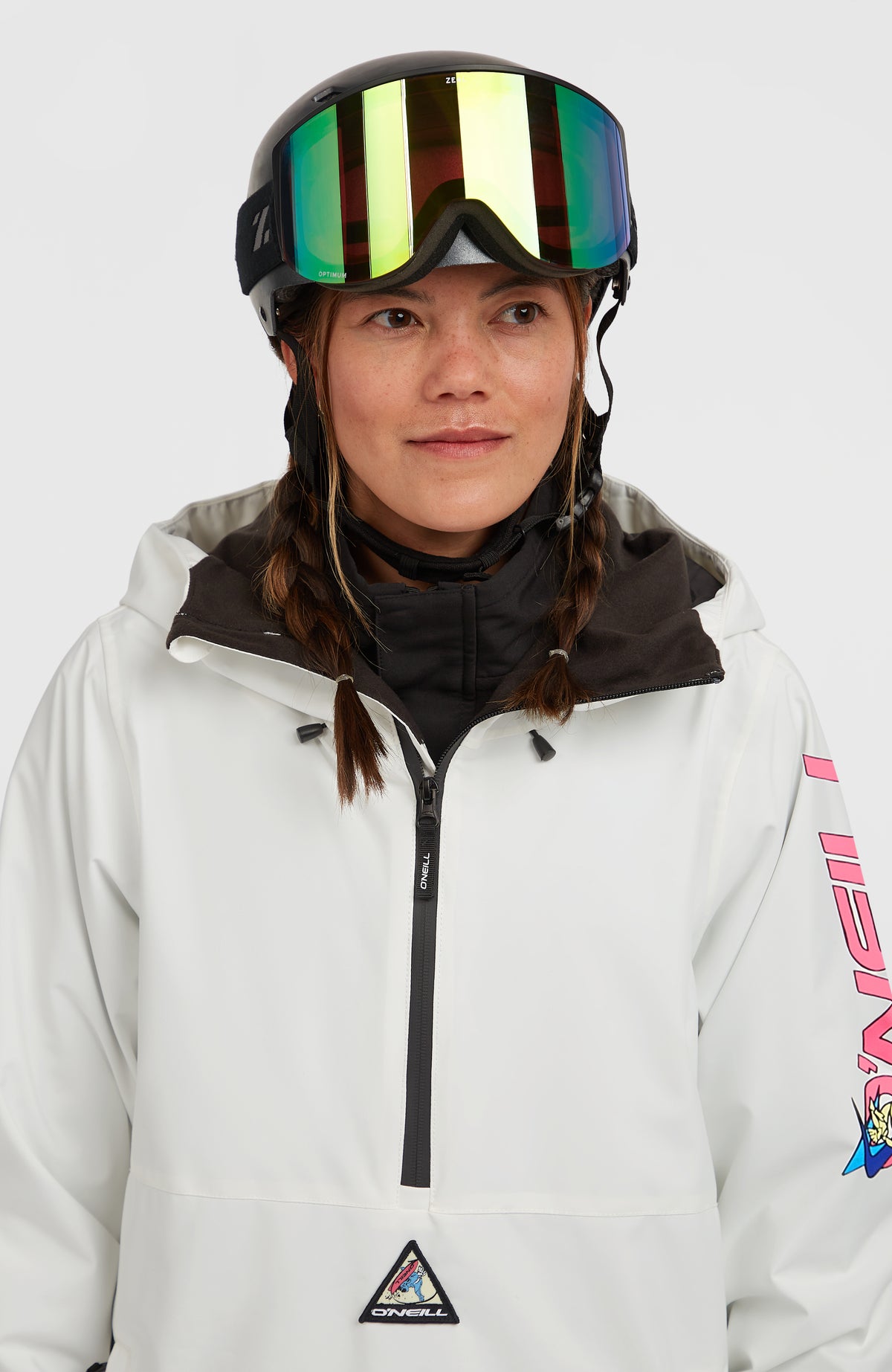 FWC'Play Park Ski- und Snowboardjacke für Damen, weiß, Porträtansicht am Model mit hohem Kragen