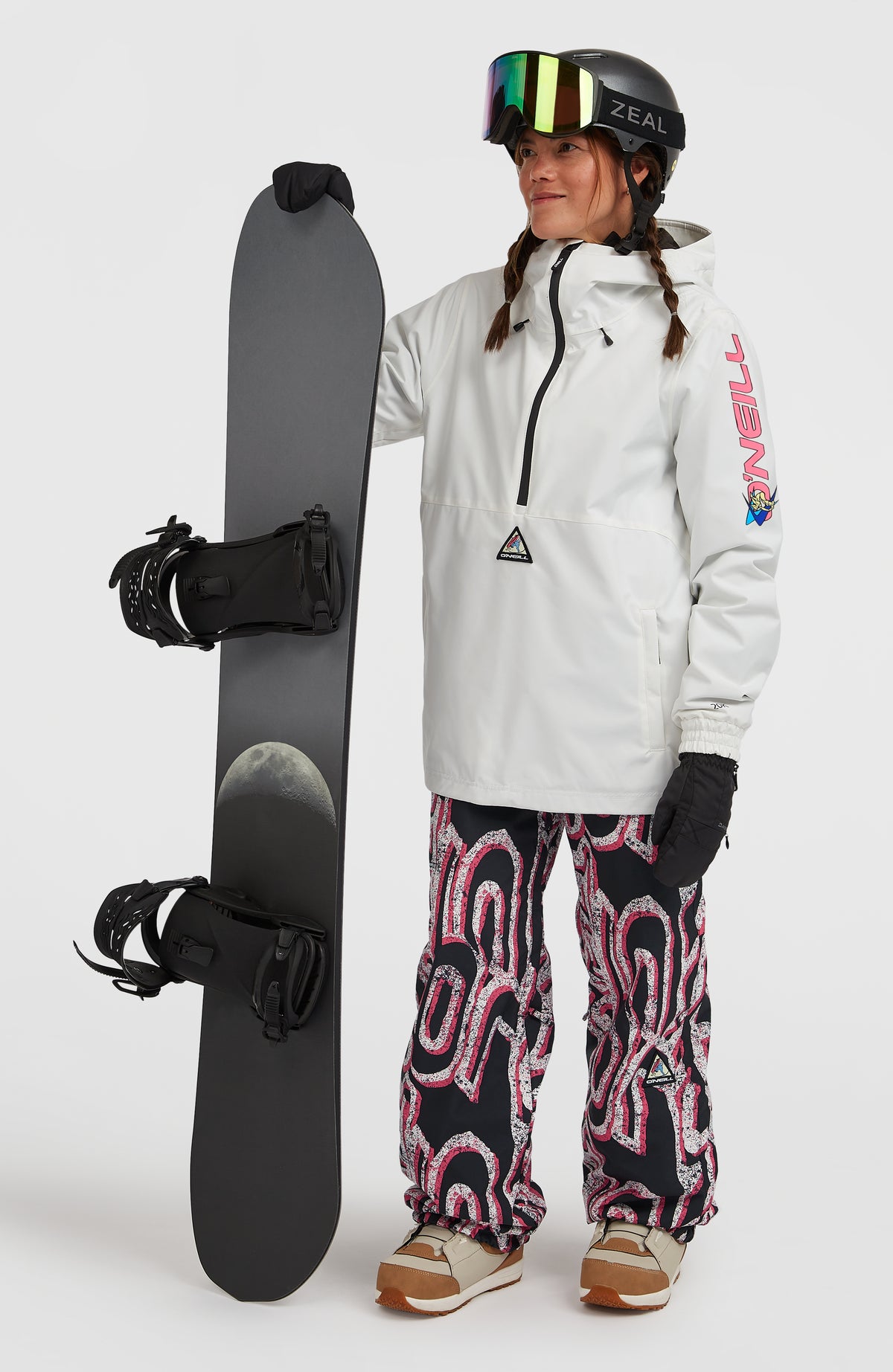 FWC'Play Park Ski- und Snowboardjacke für Damen, weiß, Ganzkörperansicht am Model mit Snowboard