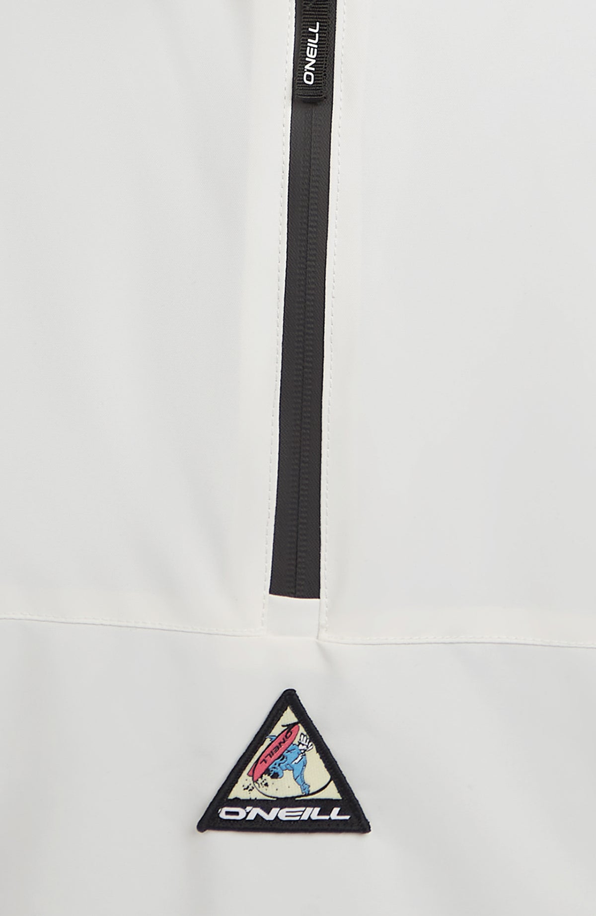 Nahaufnahme von Reißverschluss und Logo-Patch der weißen FWC'Play Park Ski- und Snowboardjacke