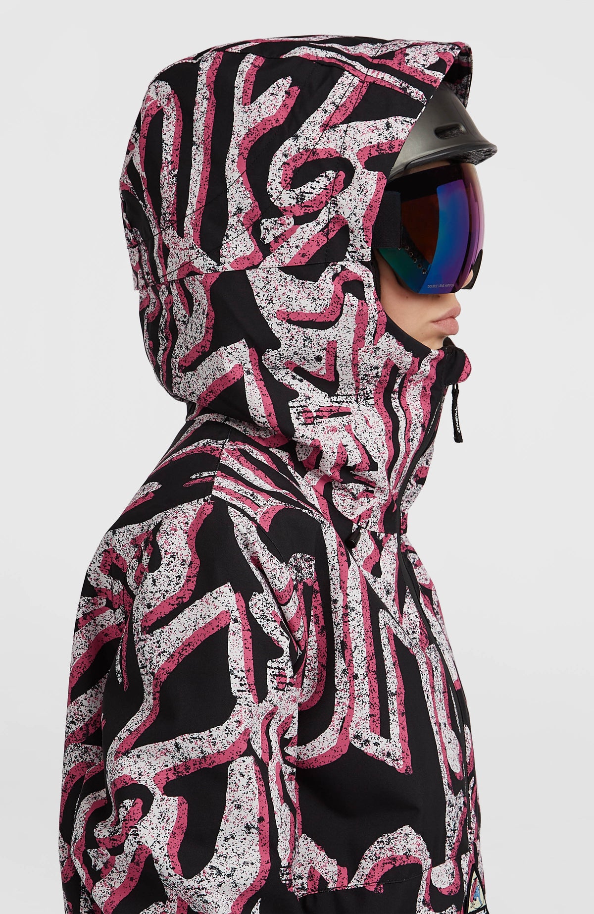 FWC'Play Park Ski- und Snowboardjacke, weiß mit Grafikmuster in Schwarz und Pink, Kapuze über dem Helm getragen