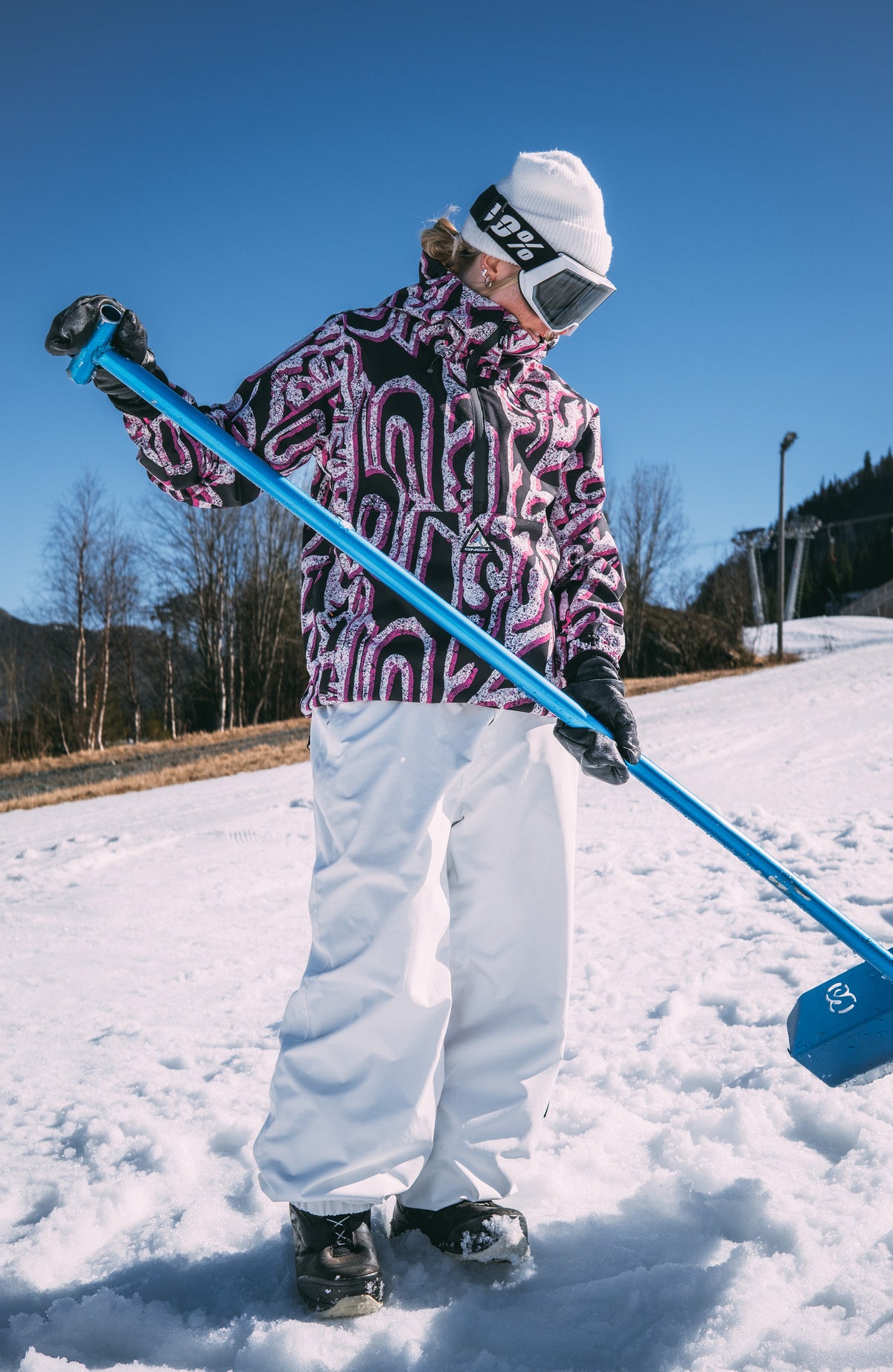FWC'Play Park Ski- und Snowboardjacke für Damen, weiß mit Grafikmuster in Schwarz und Pink, im Schnee getragen