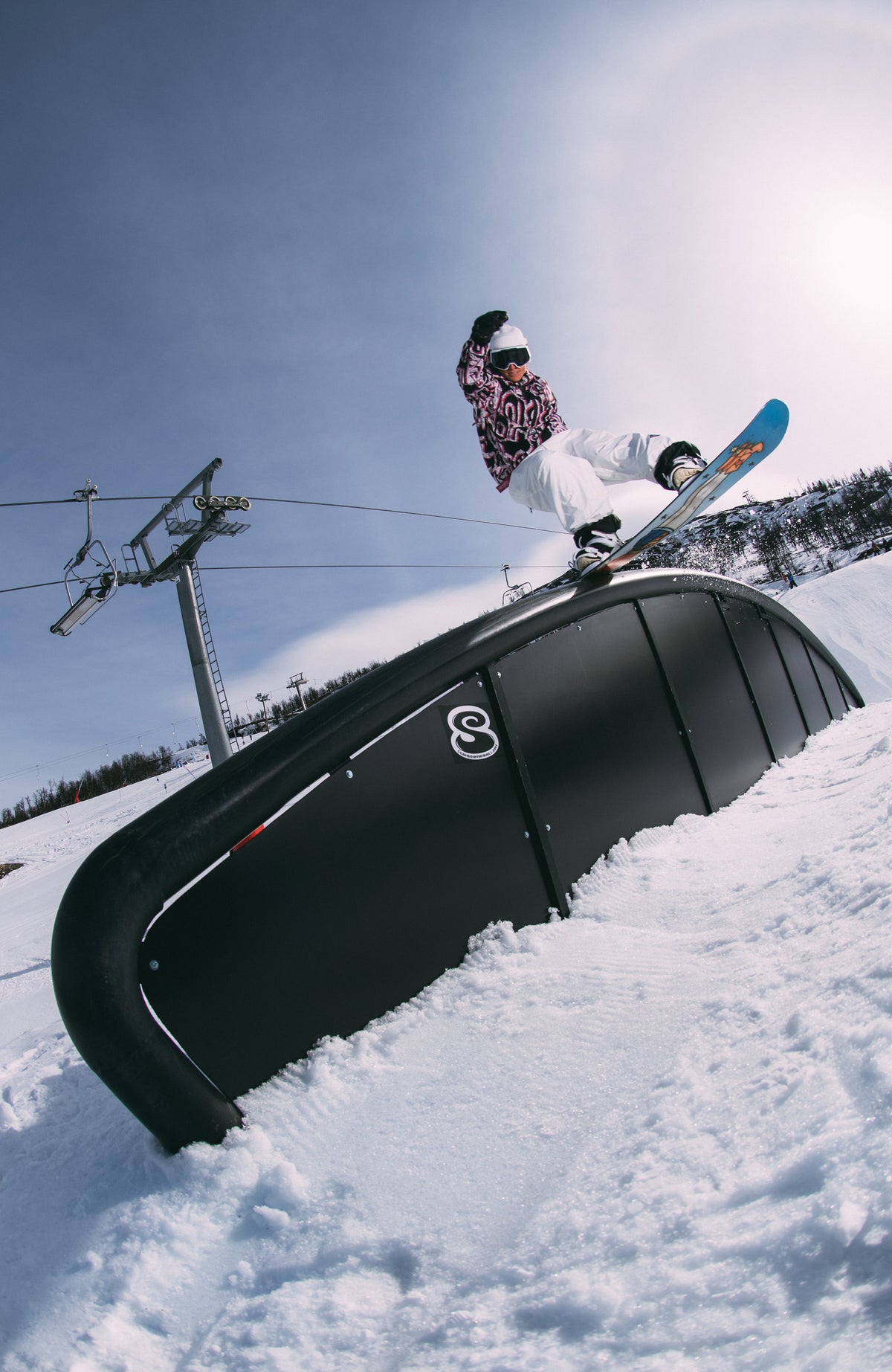 FWC'Play Park Ski- und Snowboardjacke, weiß mit Grafikmuster in Schwarz und Pink, in Aktion im Snowpark getragen