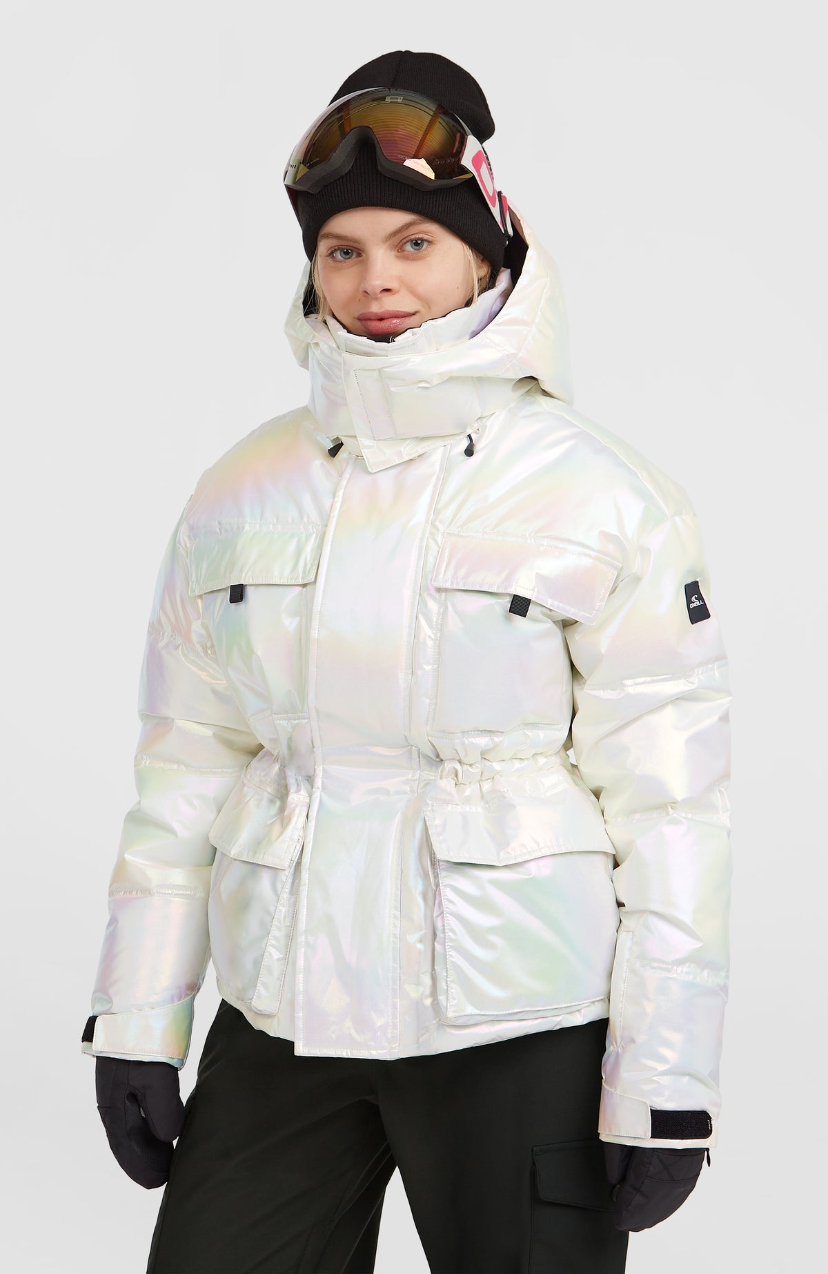 O'Neill FWC'Cruz Hybrid-Skijacke für Damen in Weiß, Vorderansicht mit Kapuze und Taschen, am Model