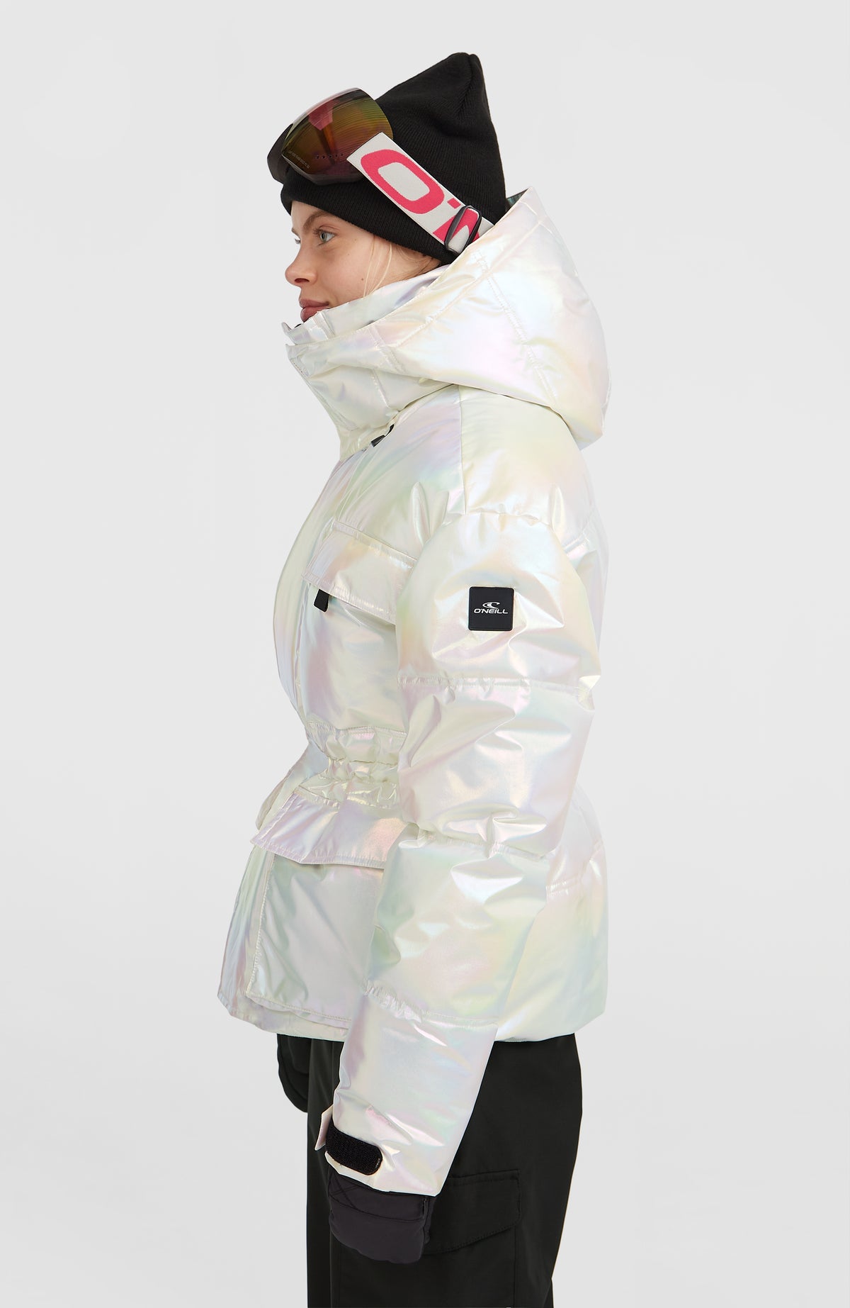 Weiße FWC'Cruz Hybrid-Skijacke für Damen, Seitenansicht am Model mit aufgesetztem Logo-Badge