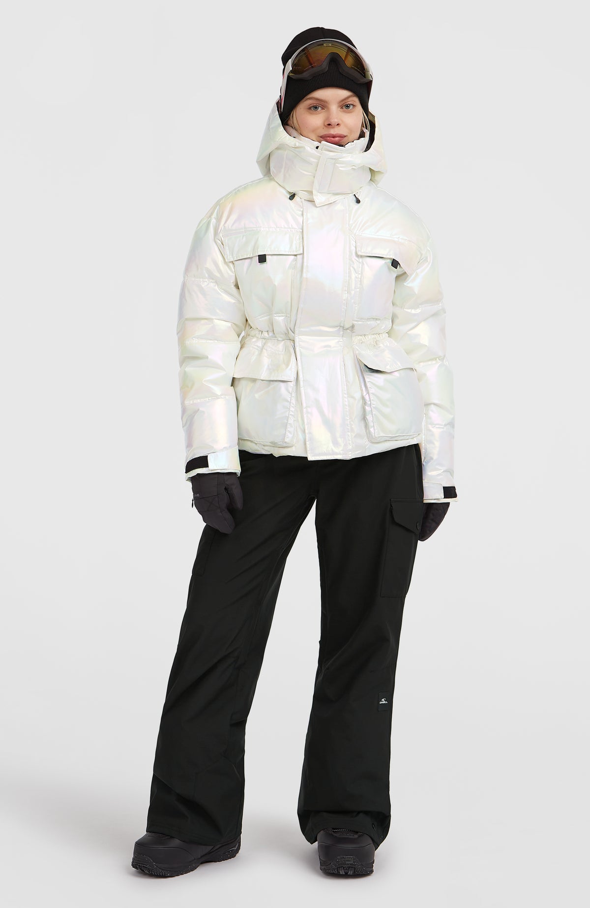 FWC'Cruz Hybrid-Skijacke für Damen in Weiß, Ganzkörperansicht von vorne, getragen am Model