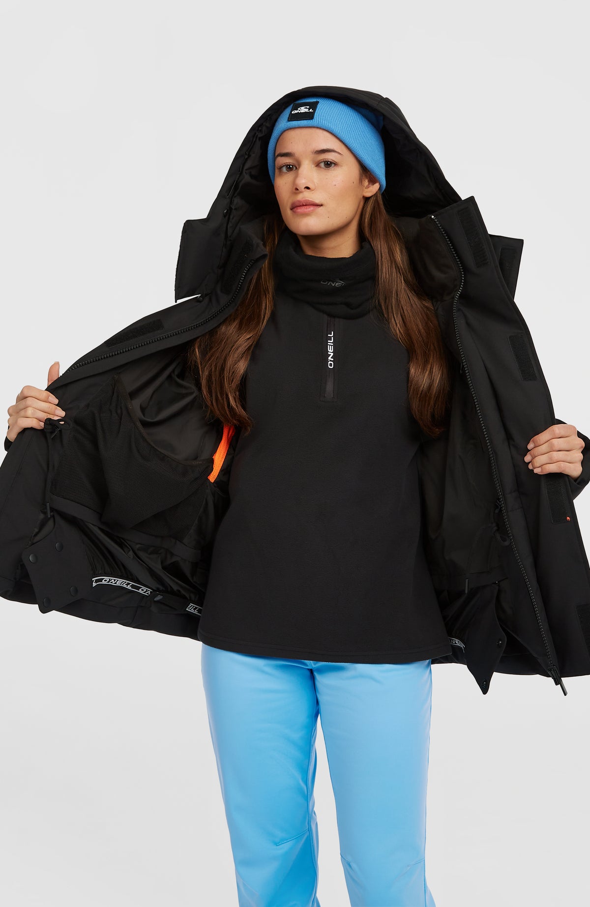 FWC'Cruz Hybrid-Skijacke für Damen, schwarz, geöffnete Vorderansicht am Model mit Blick auf das Innenfutter