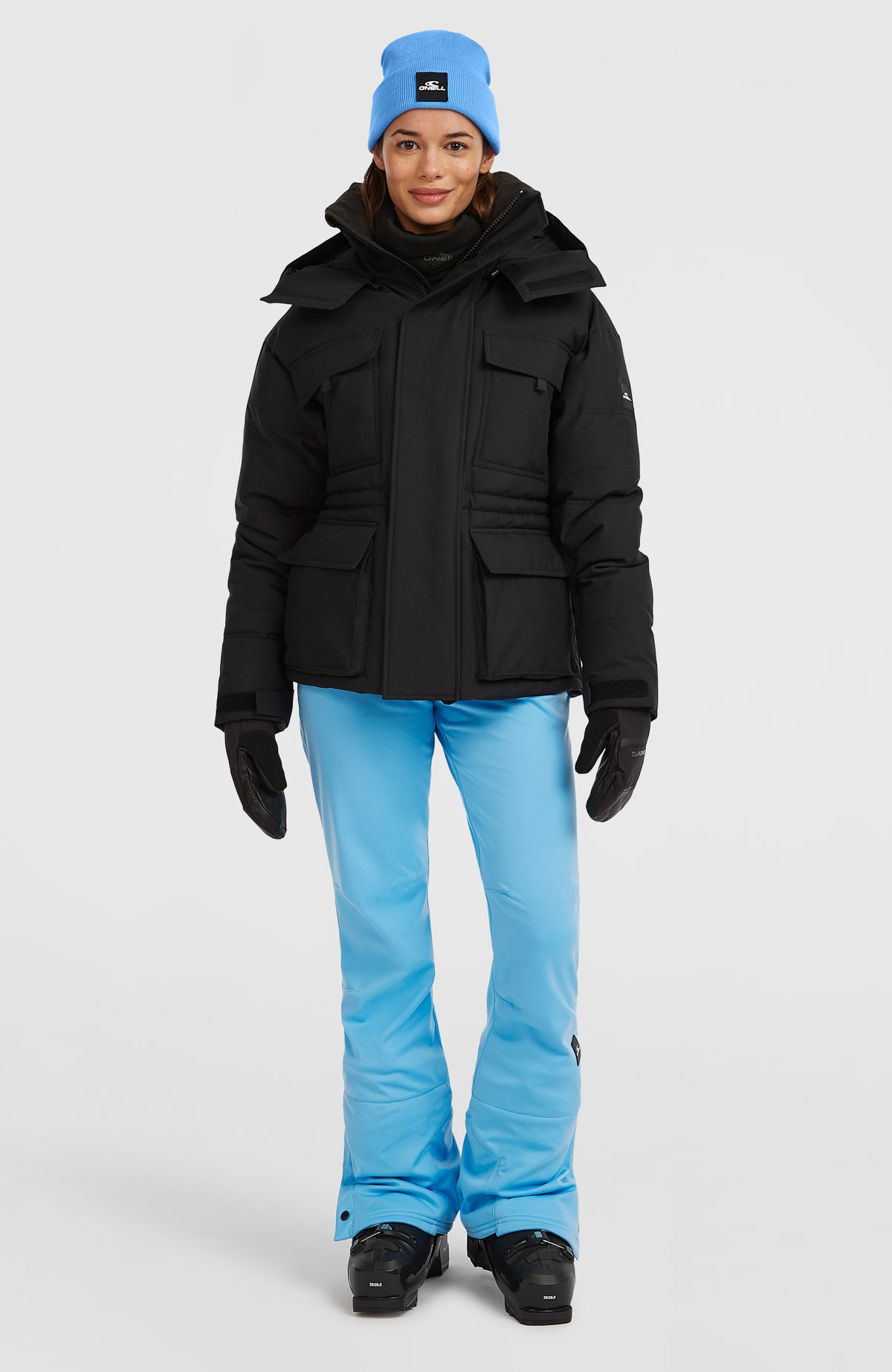 FWC'Cruz Hybrid-Skijacke für Damen, schwarz, Ganzkörperansicht von vorne, getragen am Model mit Frontreißverschluss