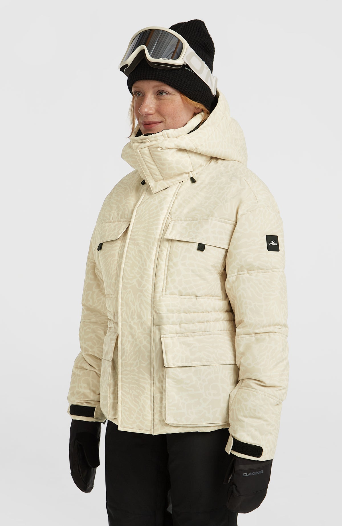 FWC'Cruz Hybrid-Skijacke für Damen, beige mit Tiermuster, Halbprofil mit Logo-Badge am Ärmel