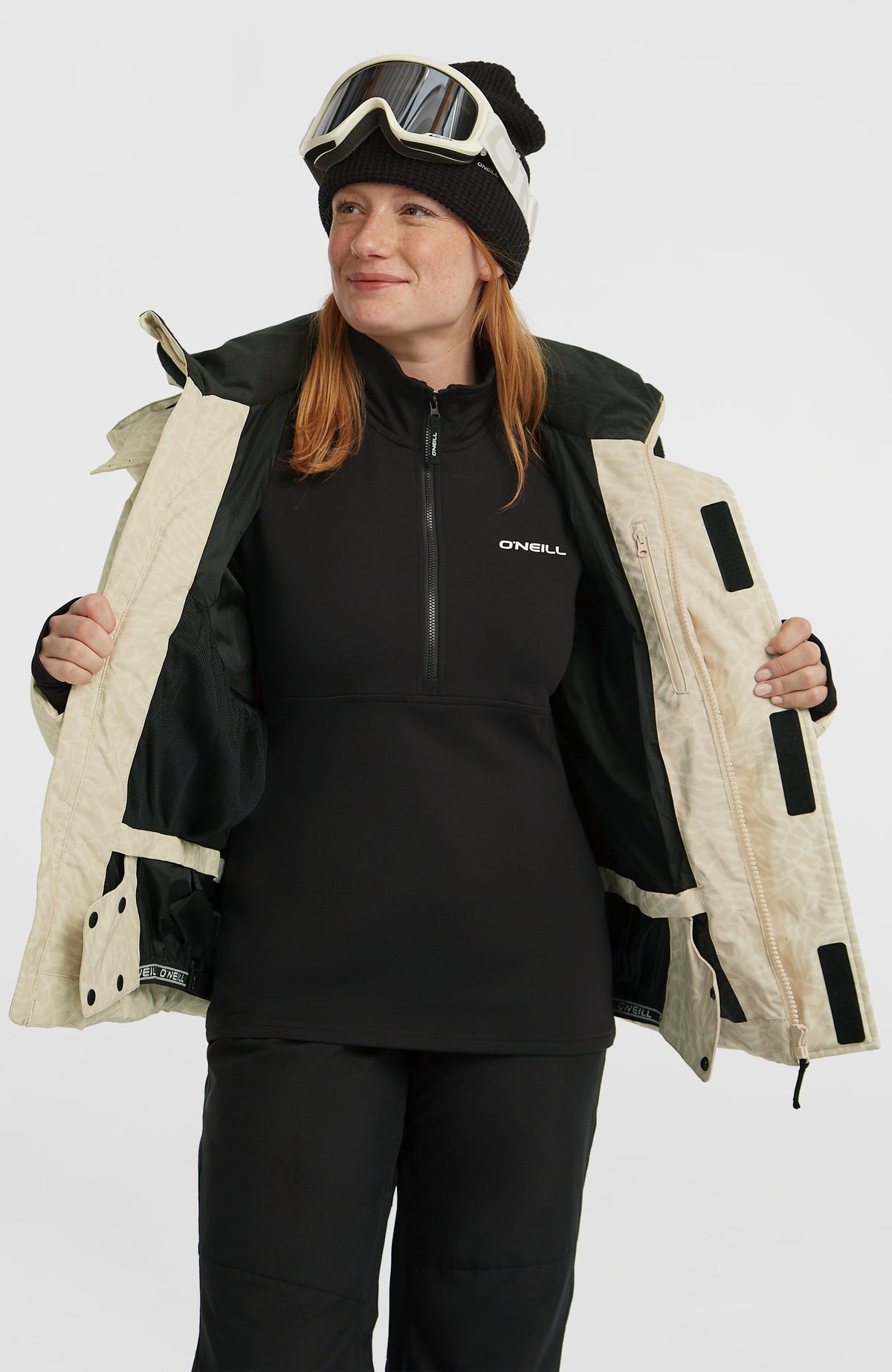 FWC'Cruz Hybrid-Skijacke für Damen, beige mit Tiermuster in Cremeweiß, geöffnete Jacke mit Innenfutter