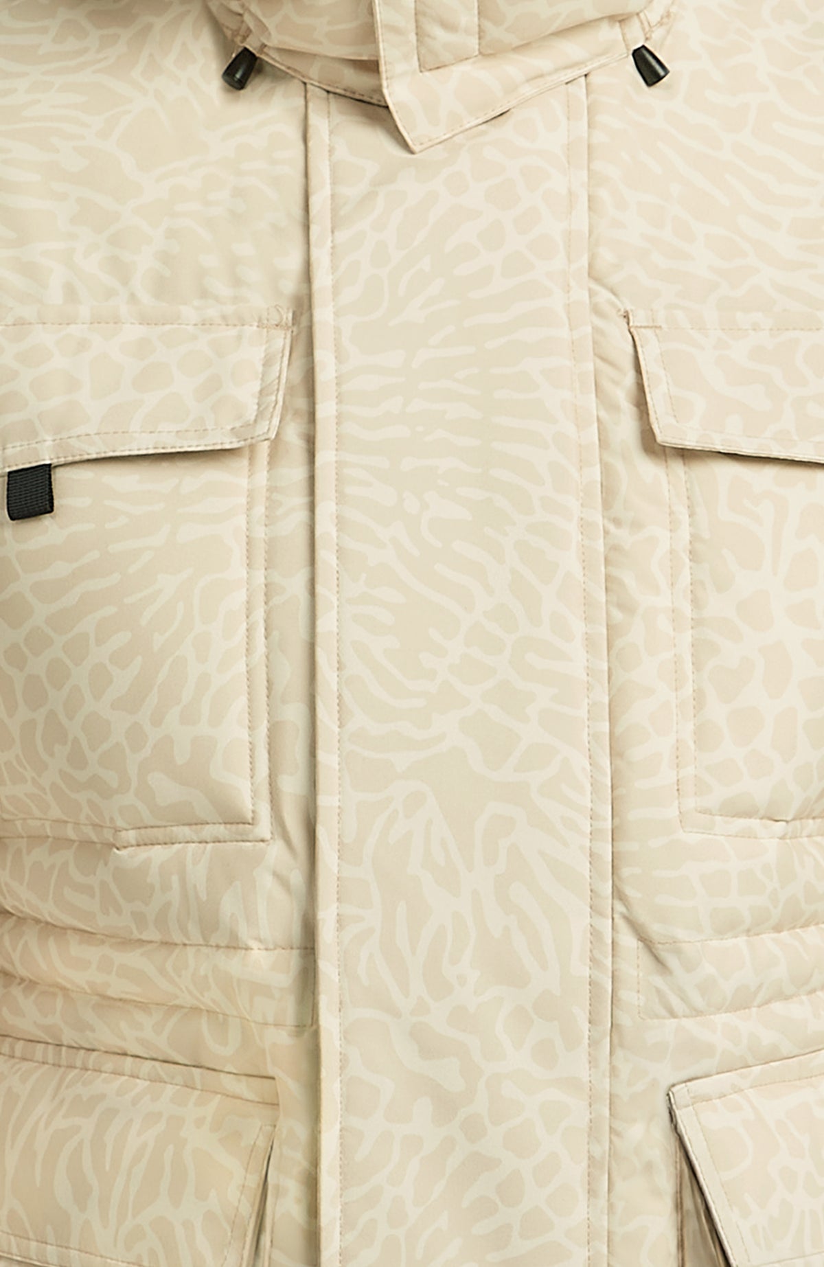 Nahaufnahme der aufgesetzten Taschen der beigen FWC'Cruz Hybrid-Skijacke für Damen mit Tiermuster