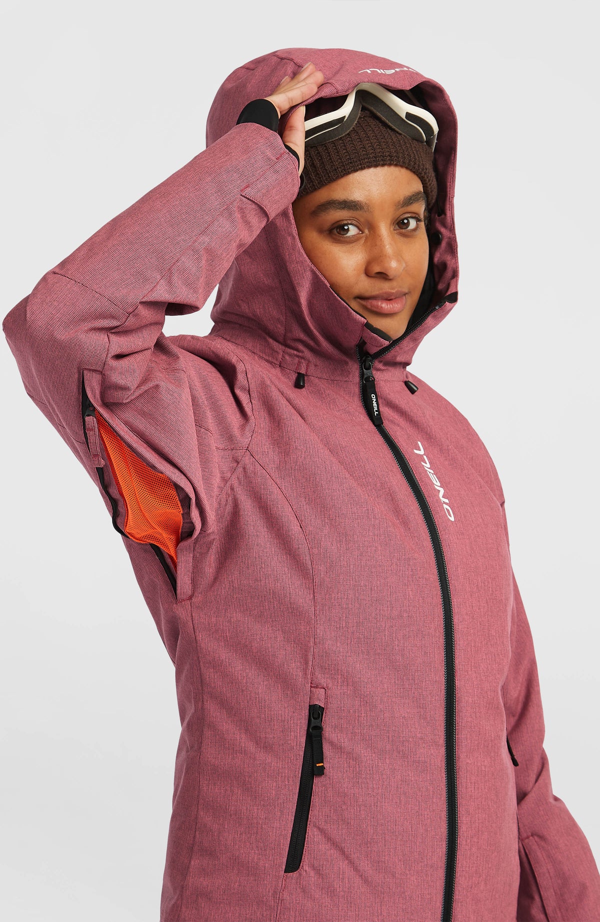 FWC'Cruz Melange Skijacke für Damen in Pink, Seitenansicht am Model mit geöffnetem Belüftungsreißverschluss