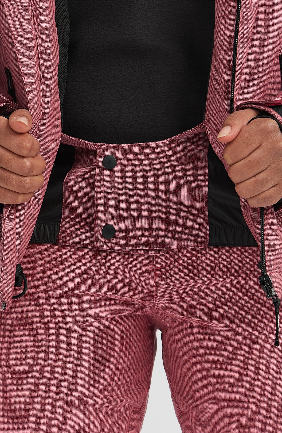 FWC'Cruz Melange Skijacke in Pink, Nahaufnahme des verstellbaren Schneefangs mit Druckknöpfen am Model