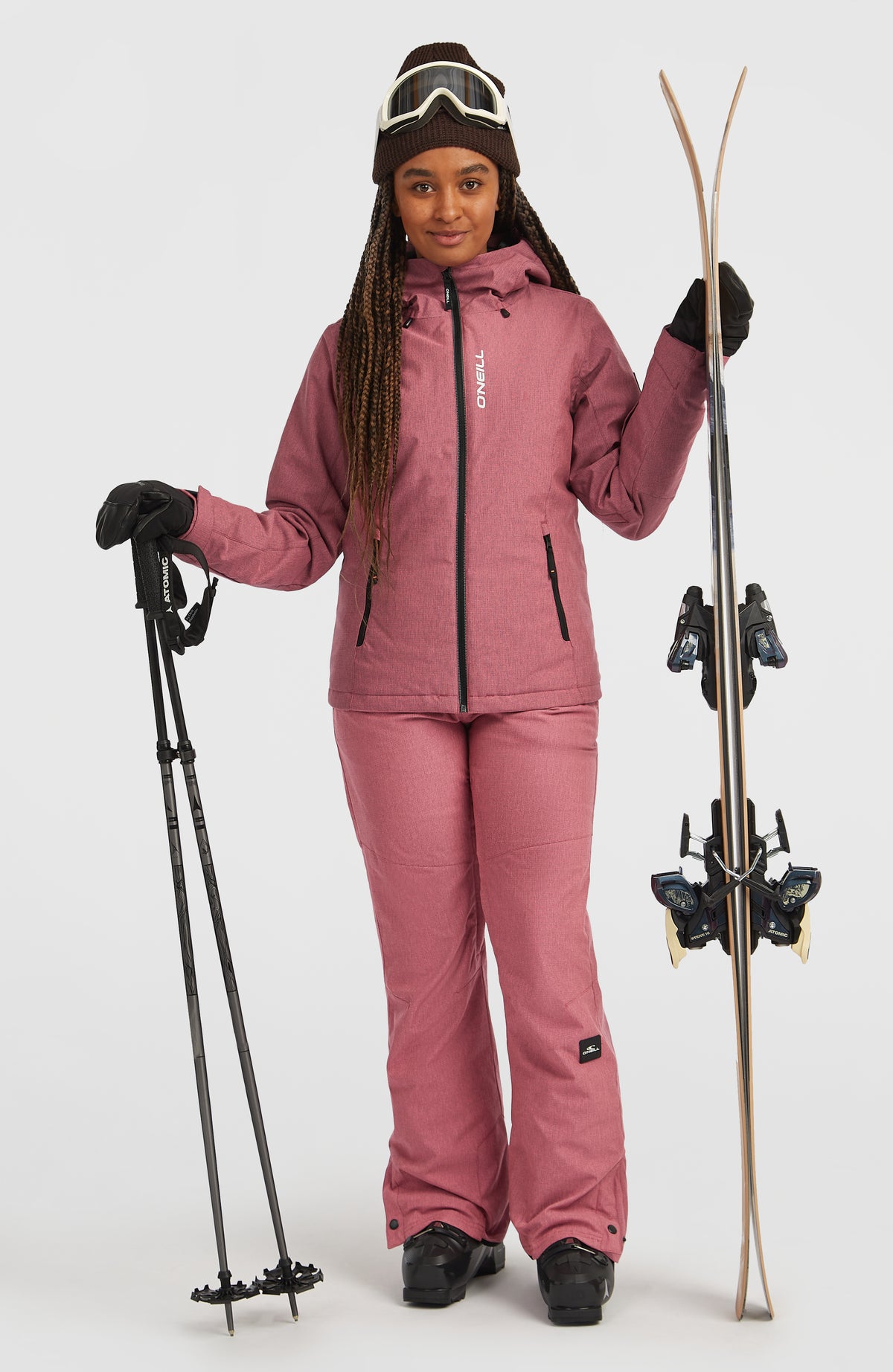 FWC'Cruz Melange Skijacke für Damen in Pink, Ganzkörperansicht am Model mit passender Skihose und Skiern